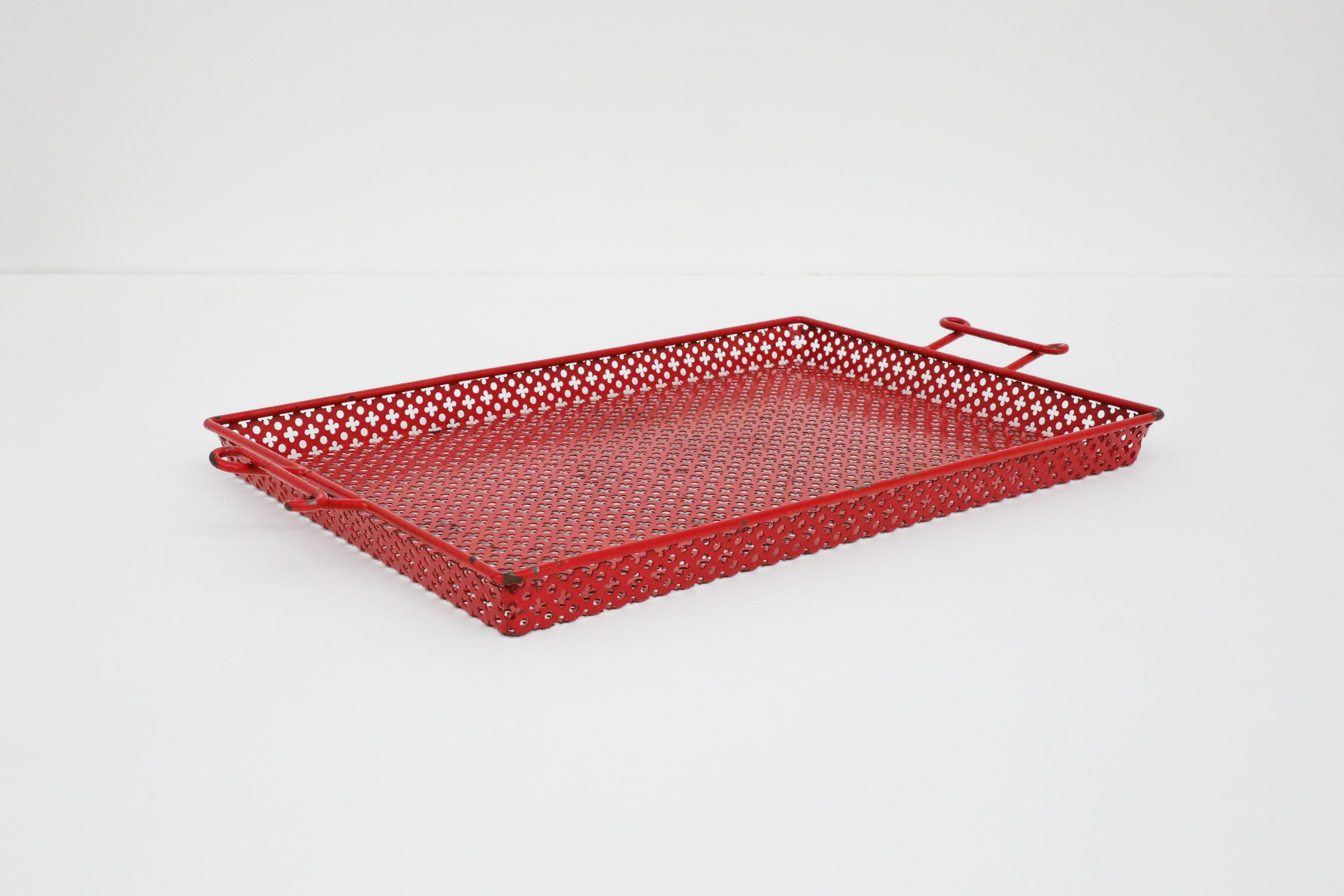Bandeja grande de servir de metal perforado esmaltado rojo Mathieu Mategot siglo XX en venta