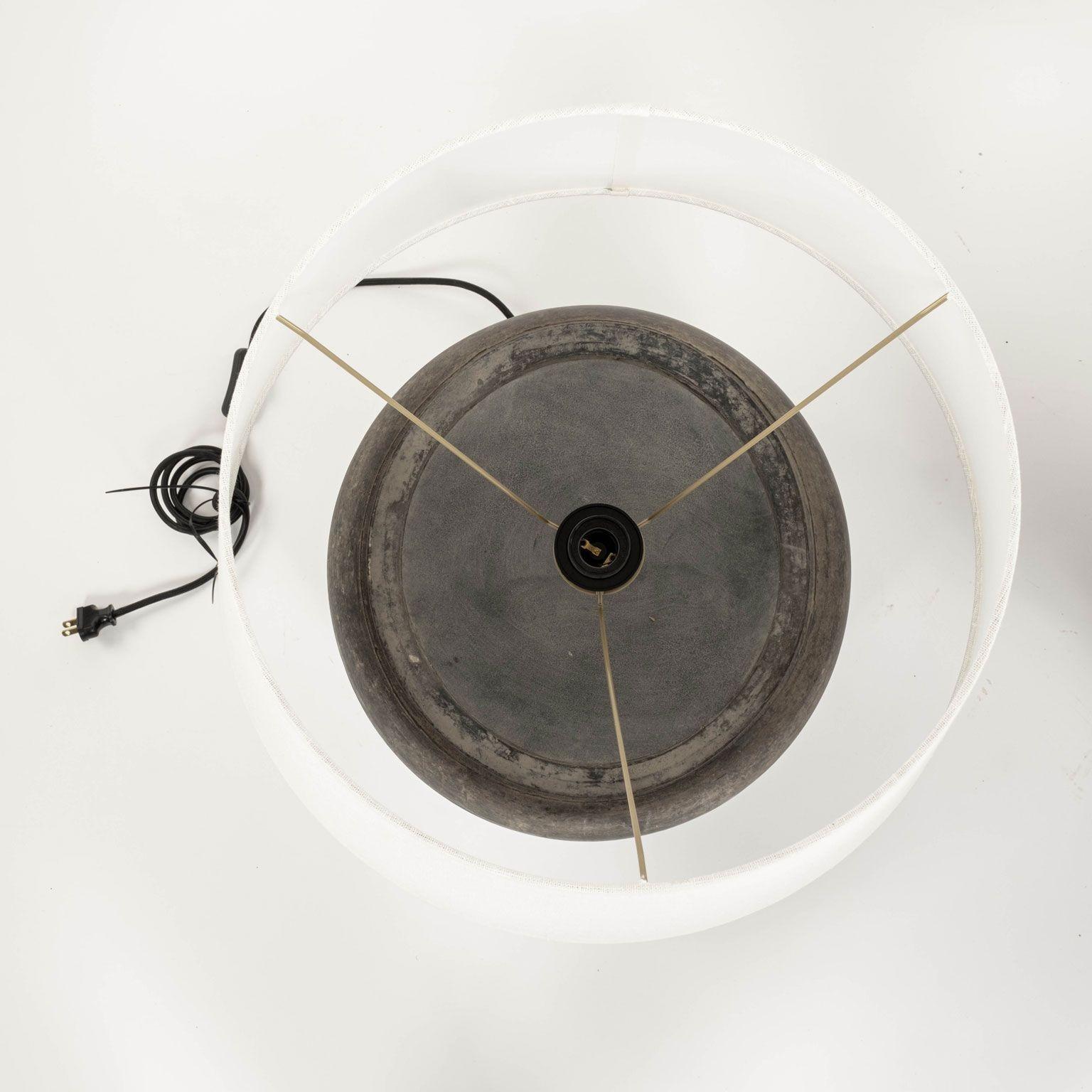 Mattschwarze unglasierte Lampe mit weißem Leinen-Trommelschirm (Belgisch)