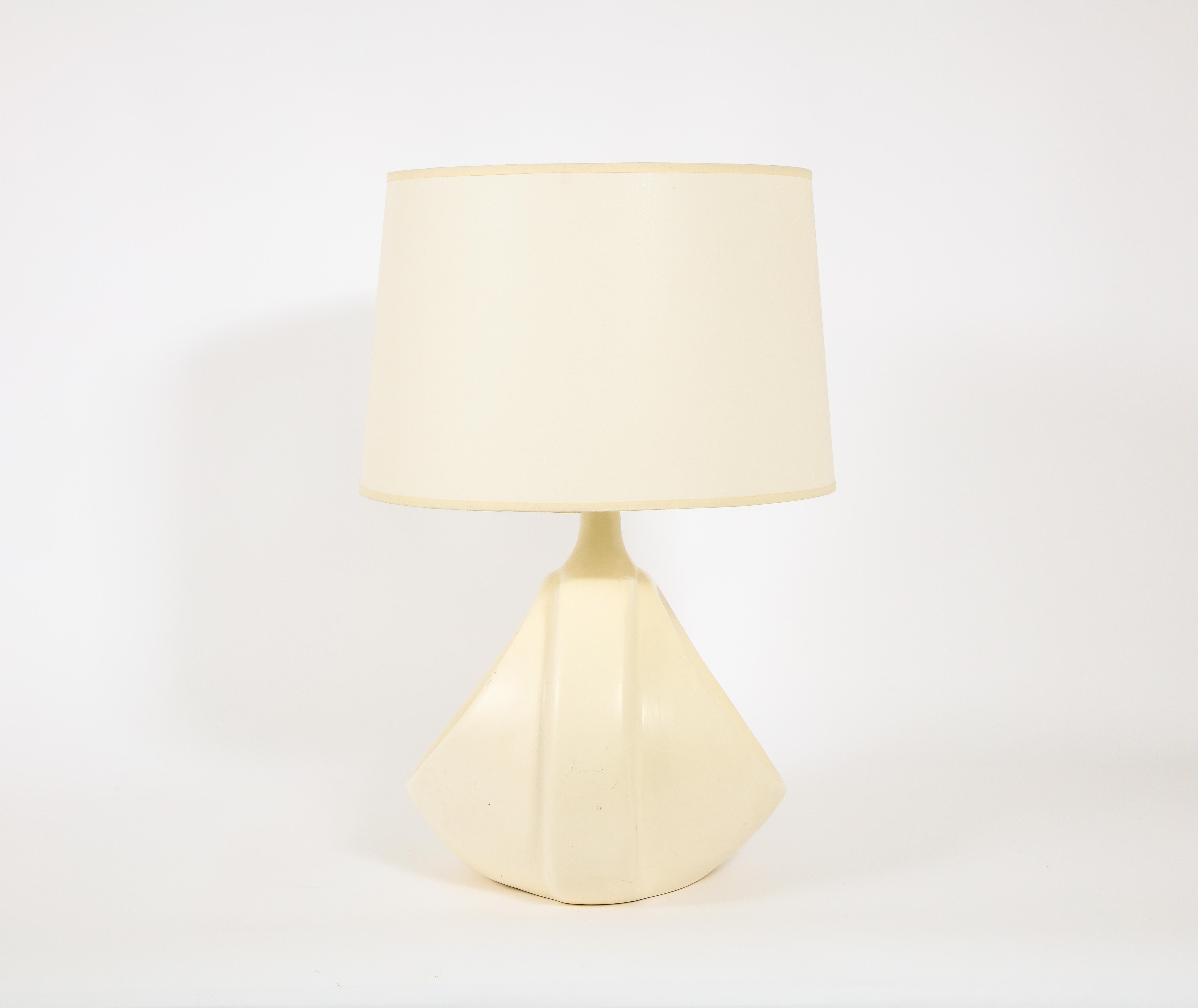 Large Matte Warm White Ceramic Pottery Table Lamp, USA, 1960's In Good Condition In New York, NY