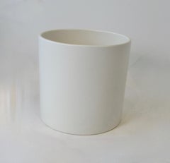 Maceta cilíndrica grande de color blanco mate, atribuida a Architectural Pottery