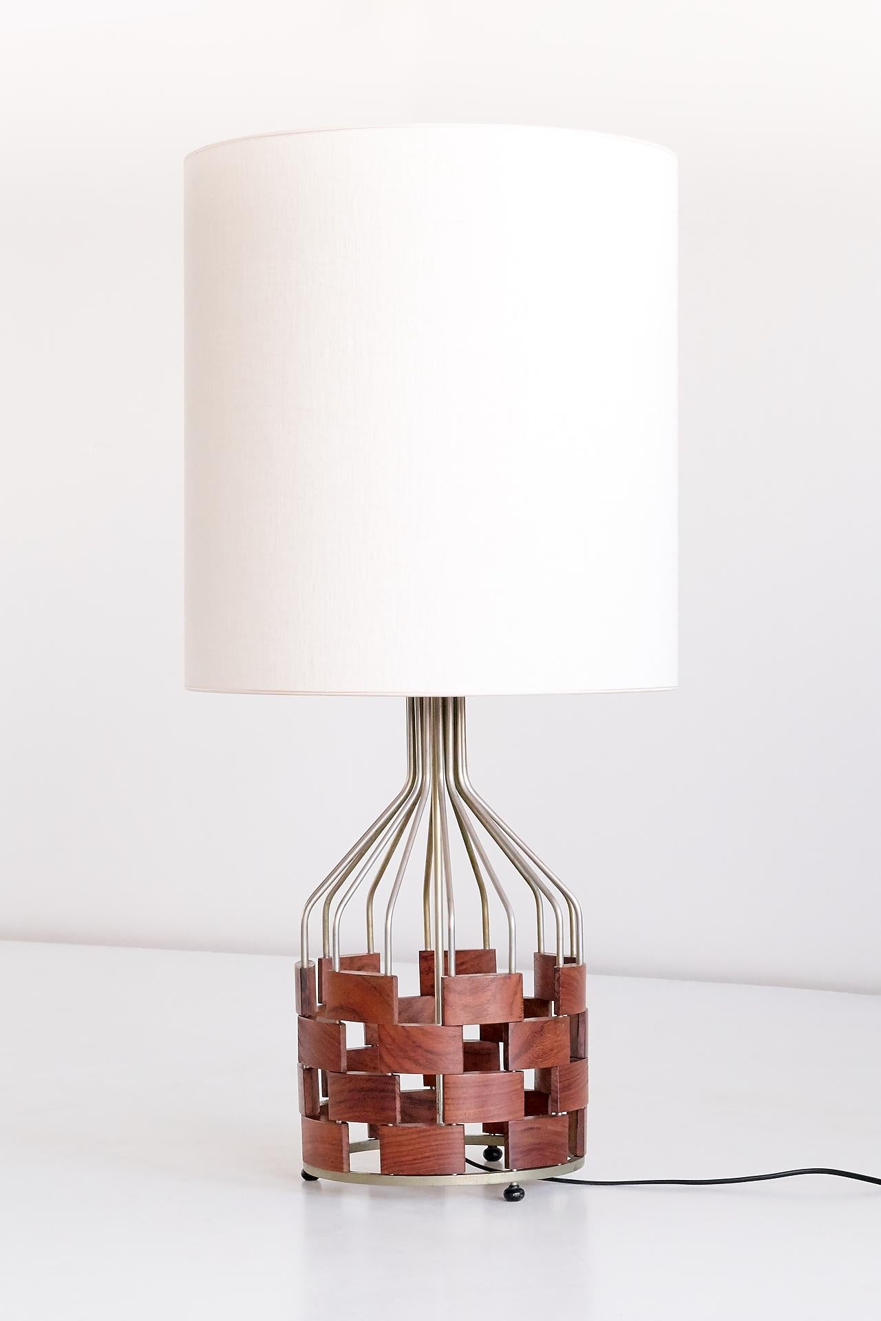 This generously sized table lamp was designed by Maurizio Tempestini and manufactured by the Florentine Casey Fantin company in 1961. The wire frame of this rare model is made of nickel plated brass. The rectangular wooden components display a