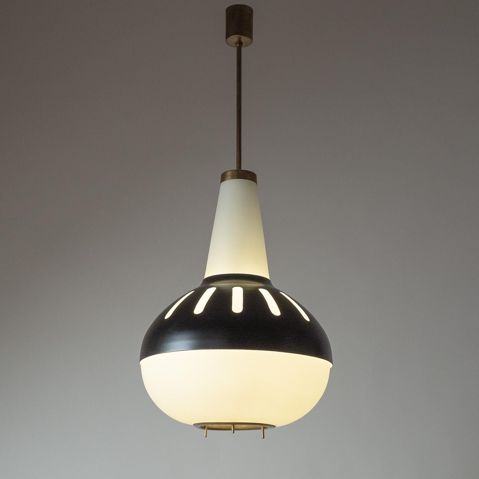Grande pendente modello 1954 di Max Ingrand per Fontana Arte degli anni '50. Un grande diffusore in vetro satinato con un paralume laccato nero poggia su una struttura minimale in ottone. In buone condizioni con patina sull'ottone - i paralumi sono