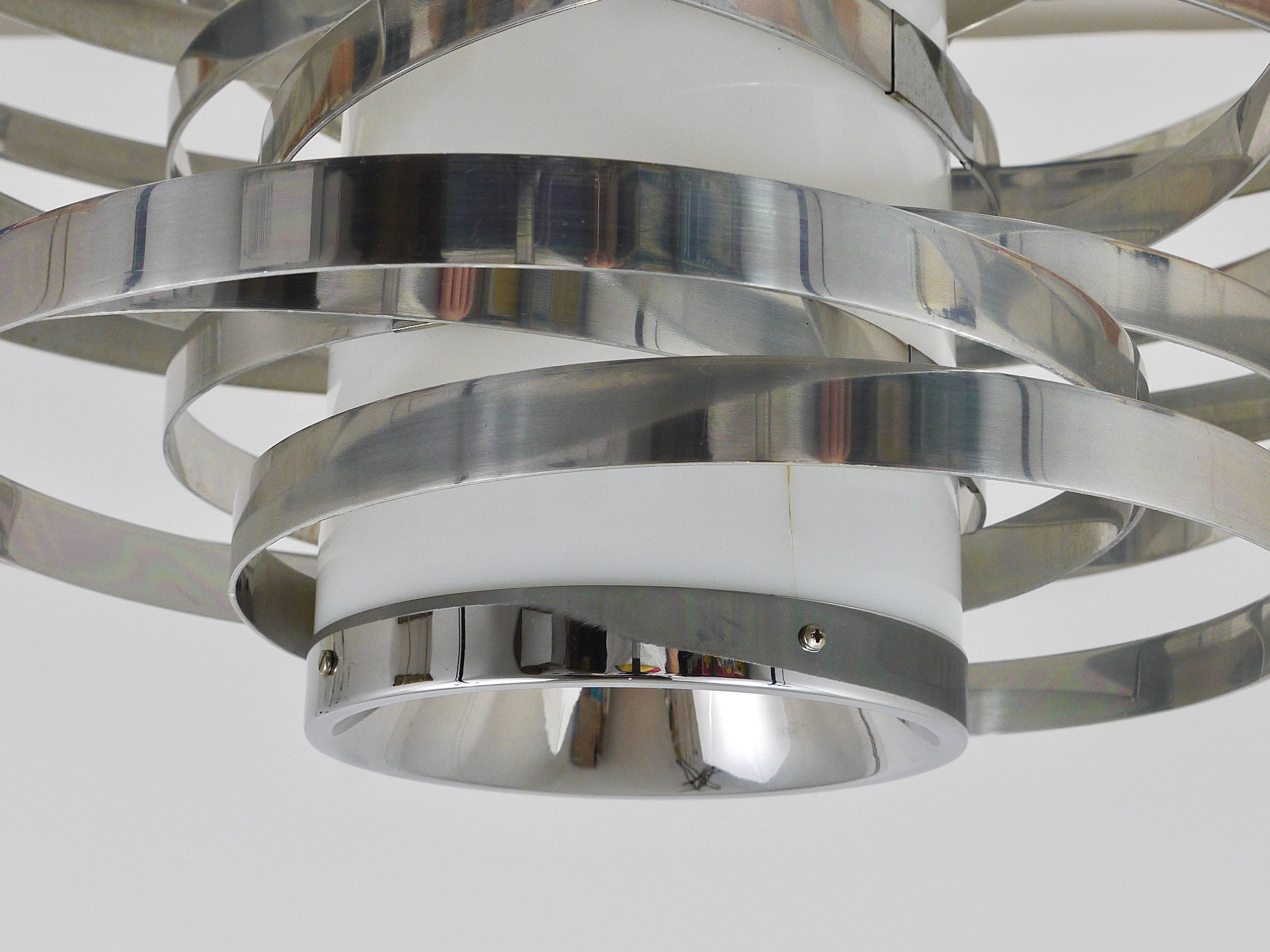 The large model of the iconic cyclone pendant light from the 1970s. Designed by Max Sause for Gaetano Sciolari, Rom, Italy. Polished aluminium band rings mounted on a white central acrylic Perspex glass cylinder giving amazing light effects. In good