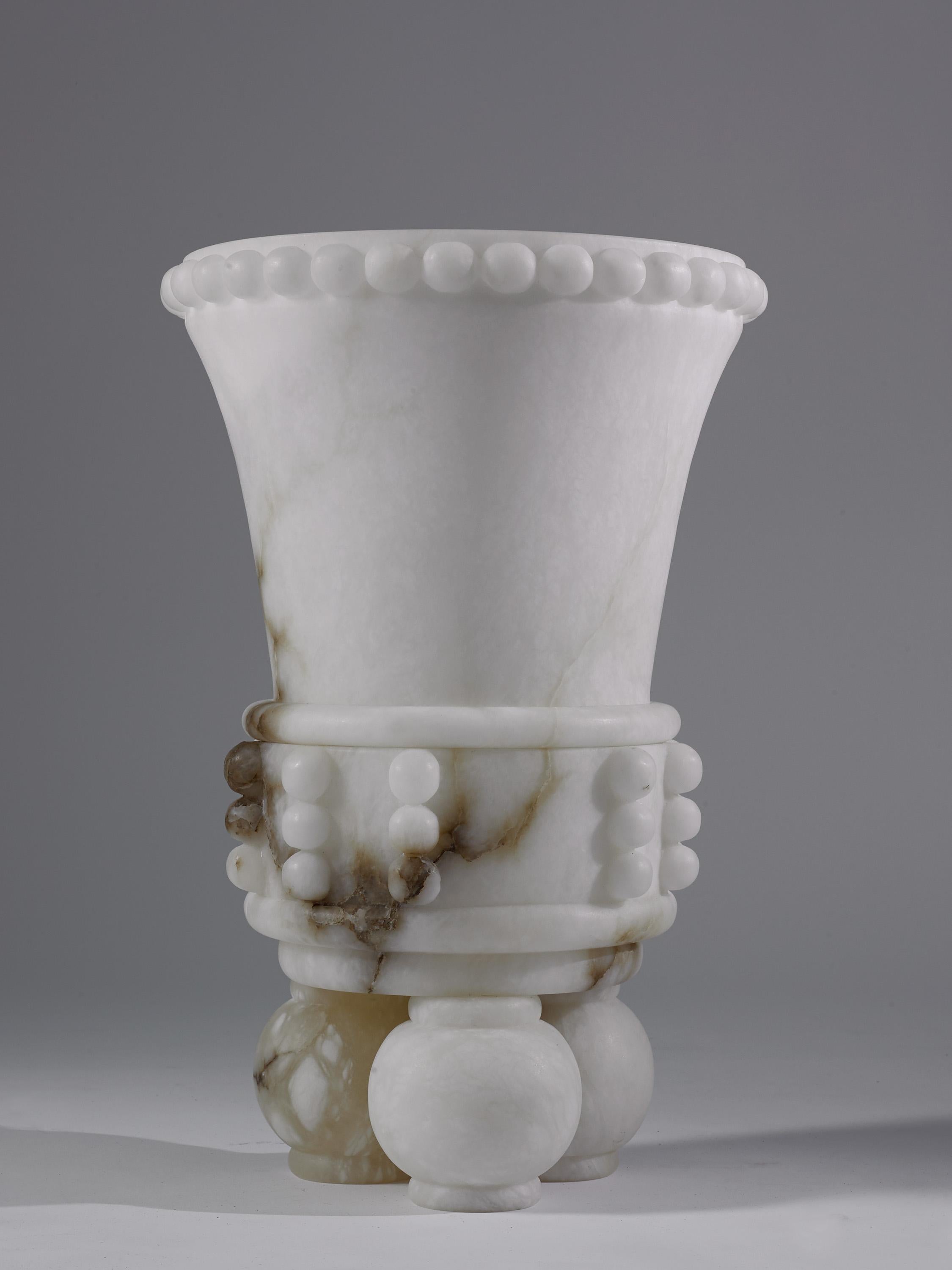 italien Grand vase en albâtre d'inspiration mayaise en vente