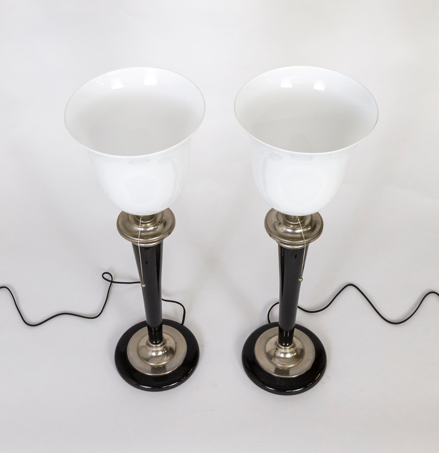 Ein Paar Art-Déco-Lampen aus schwarz lackiertem Holz mit Nickeldetails. Sie haben große Opalglasschirme in einer gut geschwungenen Schalenform und Zugschnüre, die mit einer silbernen Kugel versehen sind. Hergestellt von Mazda in Frankreich um 1930.
