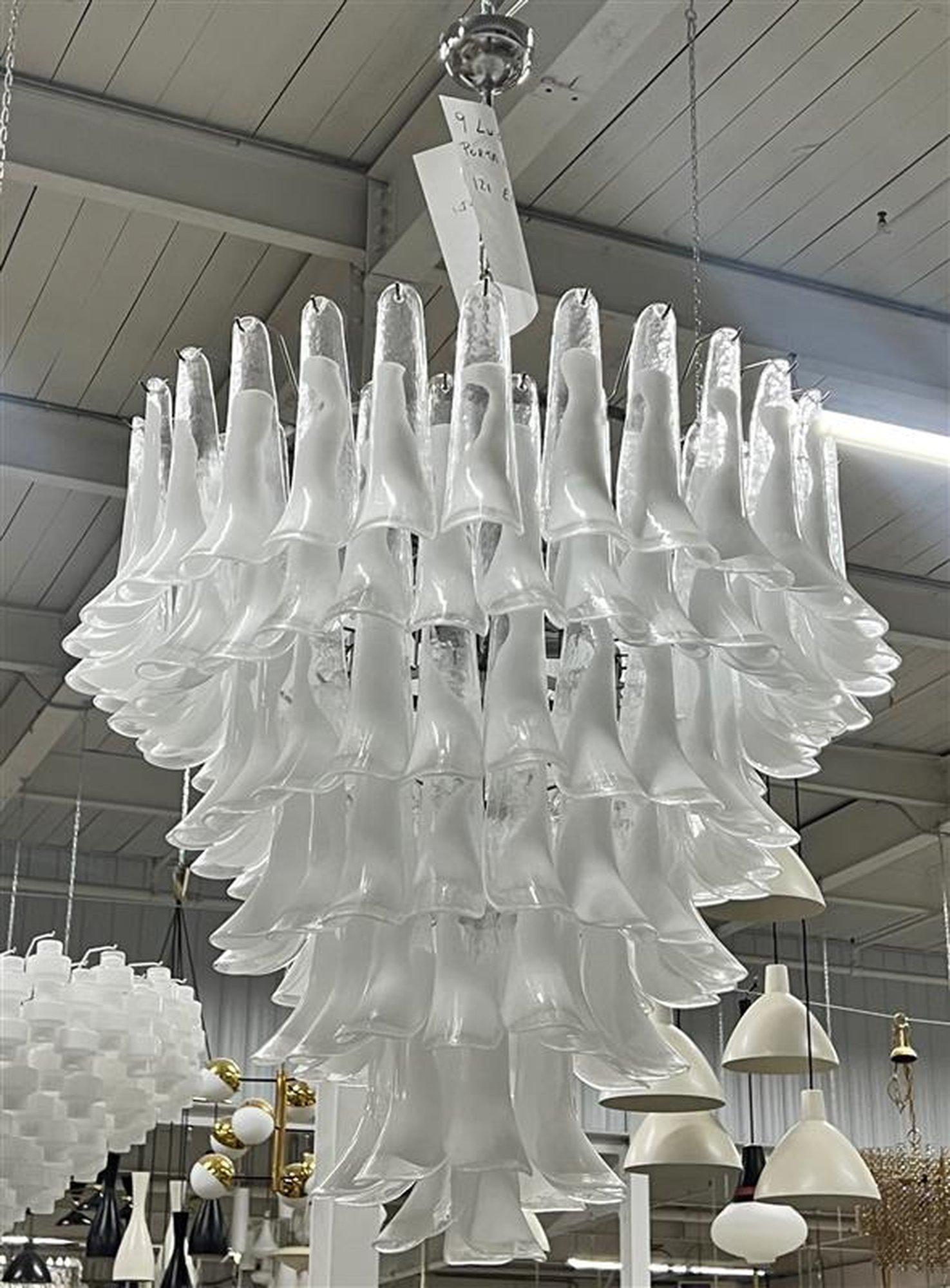 Bellissimo LargeMurano Mazzega  lampadario con 126 pezzi di vetro curvo scolpito. 
7 livelli
Wired per gli Stati Uniti