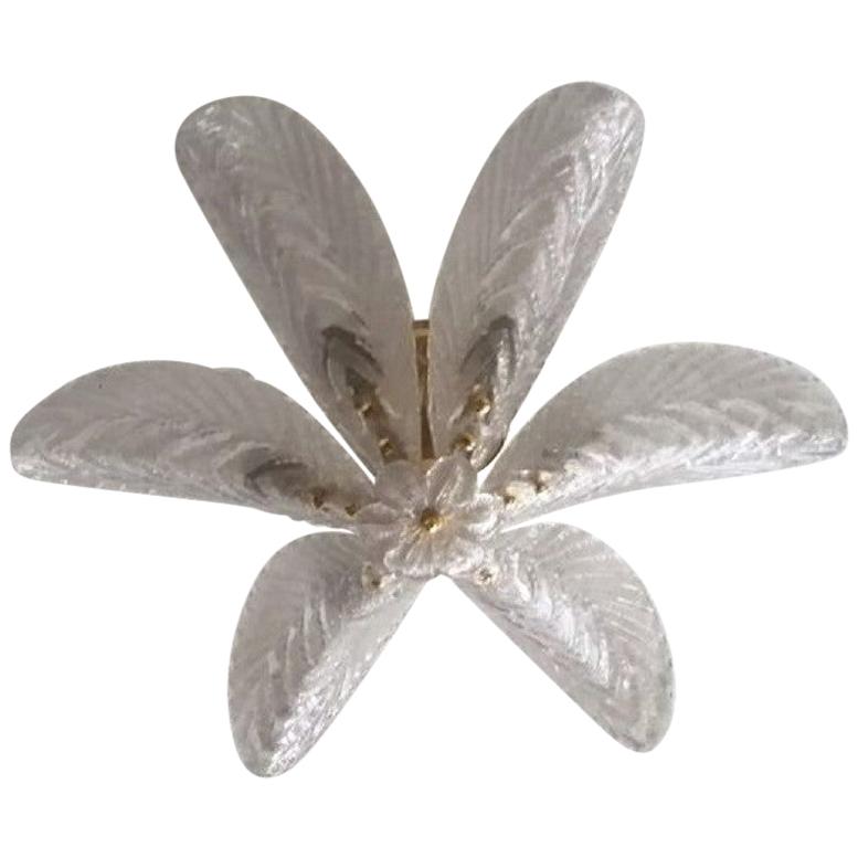 A 1960s Murano glass leaves flushmount by Mazzega, in the shape of a palm with six large leaves, gilt brass-mounted. This ceiling light is in excellent condition and in full working order.
Number of lights: Six E14 light sockets for screw bulbs up