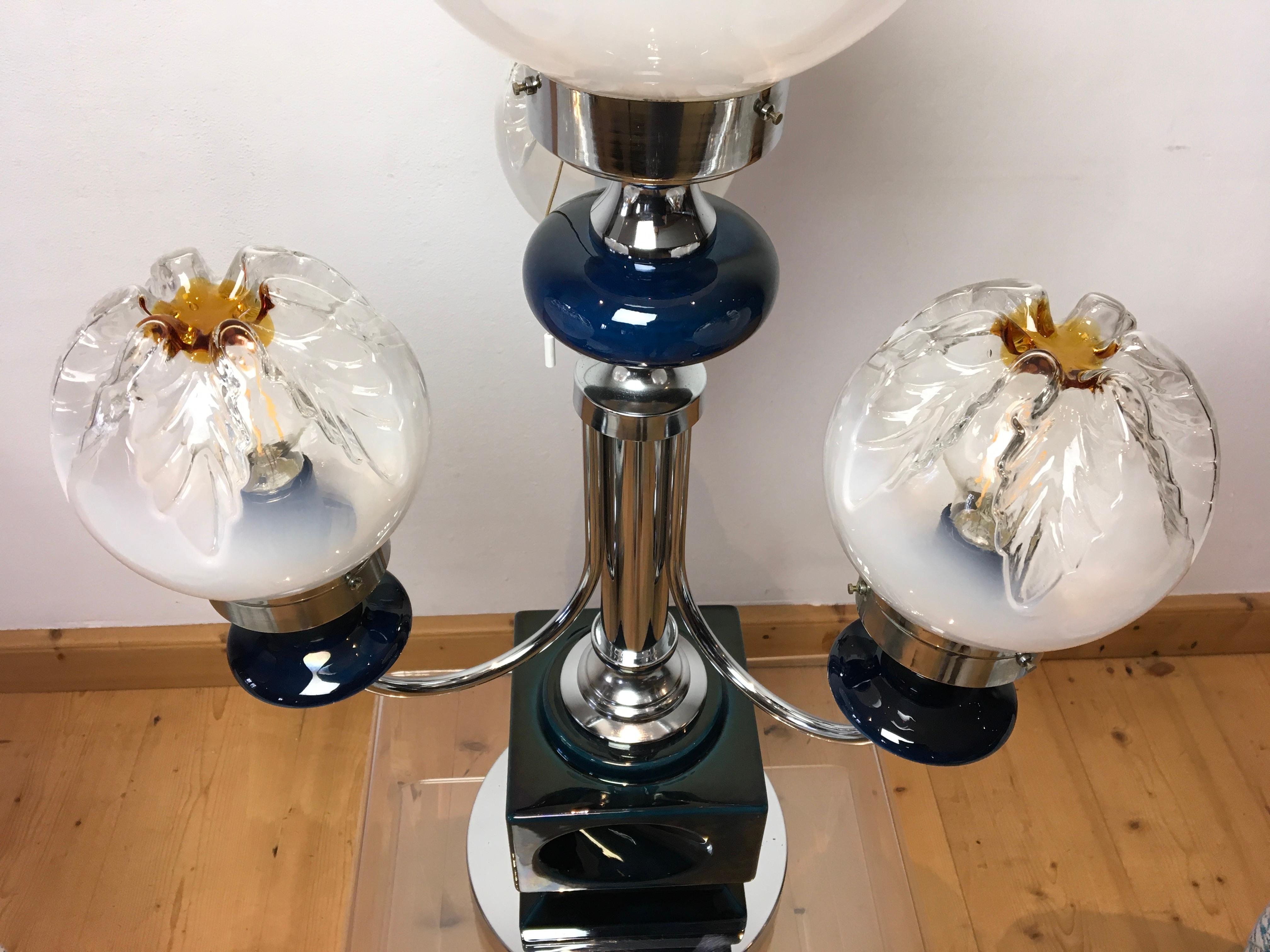 Große Mazzega-Tischlampe, blaue Keramik mit Muranoglaskugeln im Angebot 1