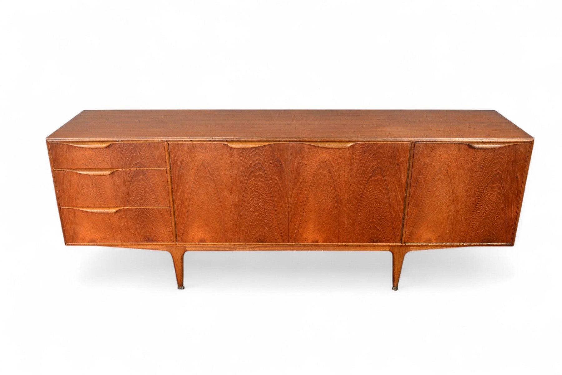 Origine : Écosse
Designer : Val Rossi
Fabricant : A.H. McIntosh
Époque : années 1960
Matériaux : Teck
Dimensions : 79