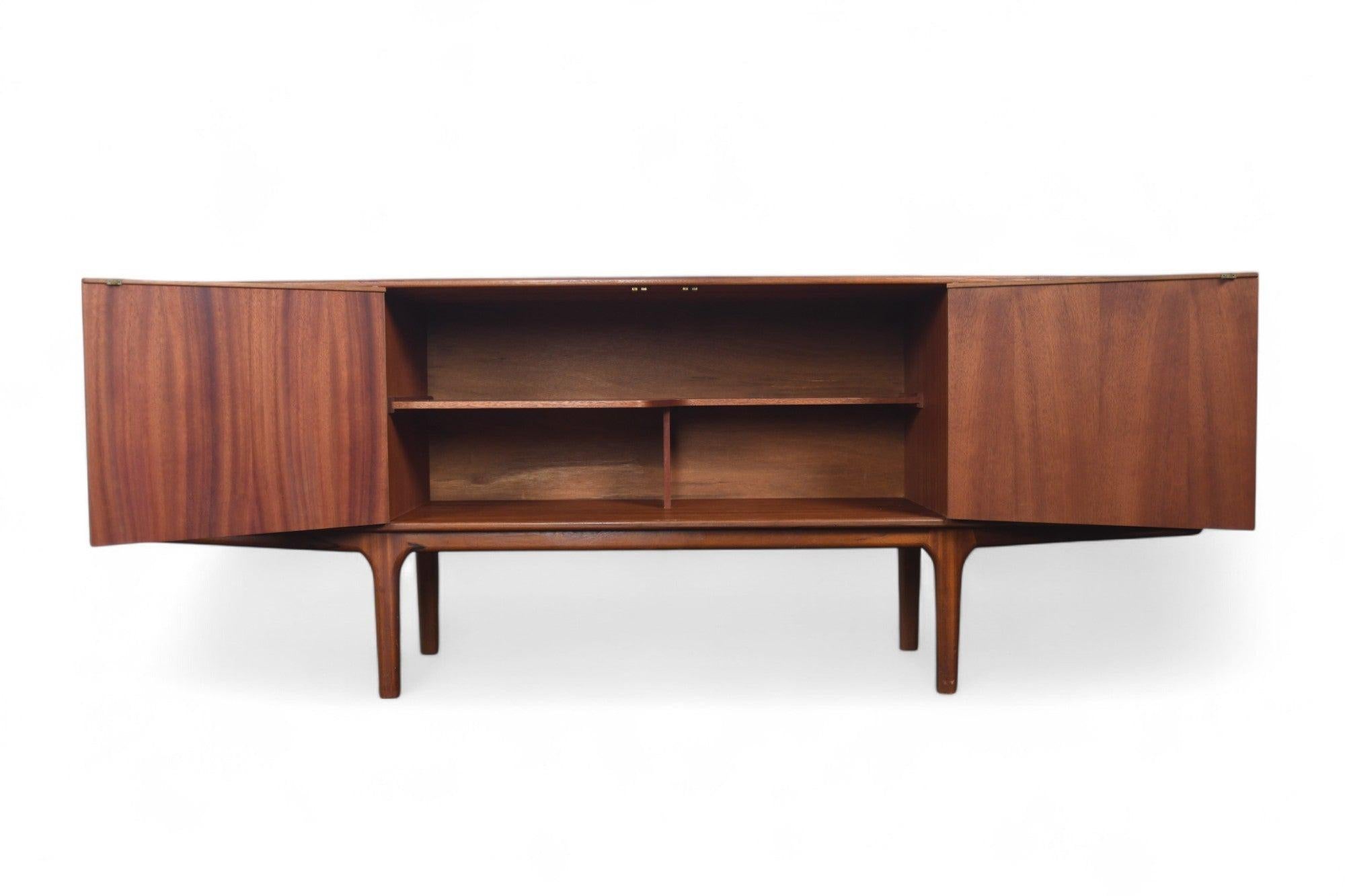Origine : Écosse
Designer : Val Rossi
Fabricant : A.H. McIntosh
Époque : années 1960
Matériaux : Teck
Dimensions : 79