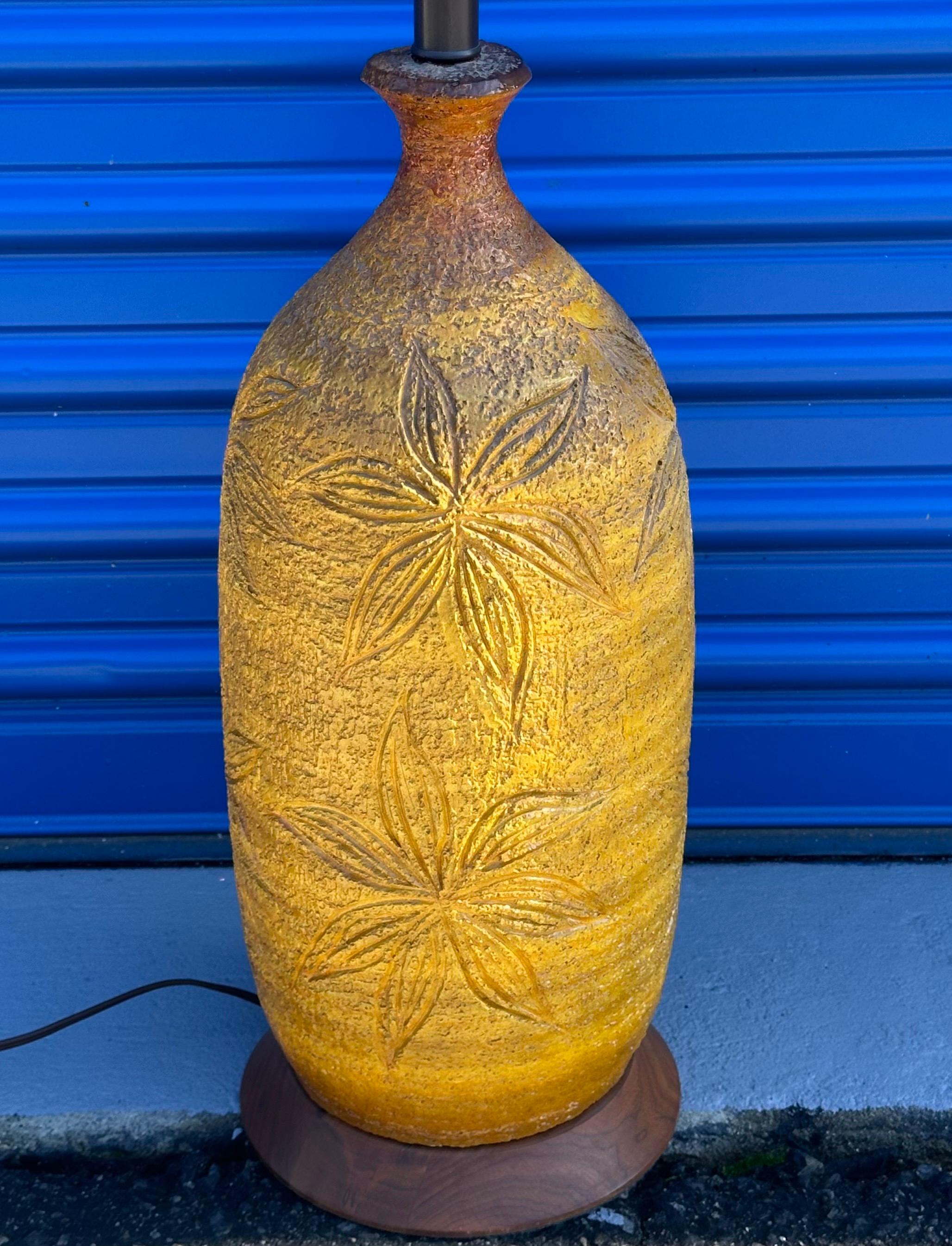 Large MCM Ceramic Table Lamp on Walnut Base In Good Condition For Sale In San Diego, CA