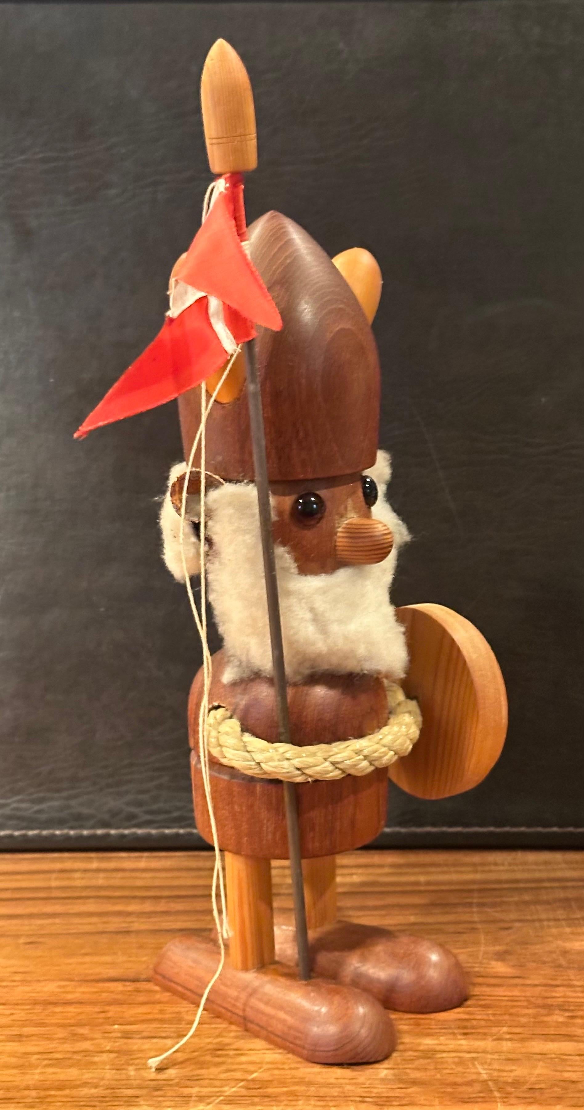 Grande figurine de Viking / Norseman danois en teck MCM dans le style de Hans Bolling en vente 3