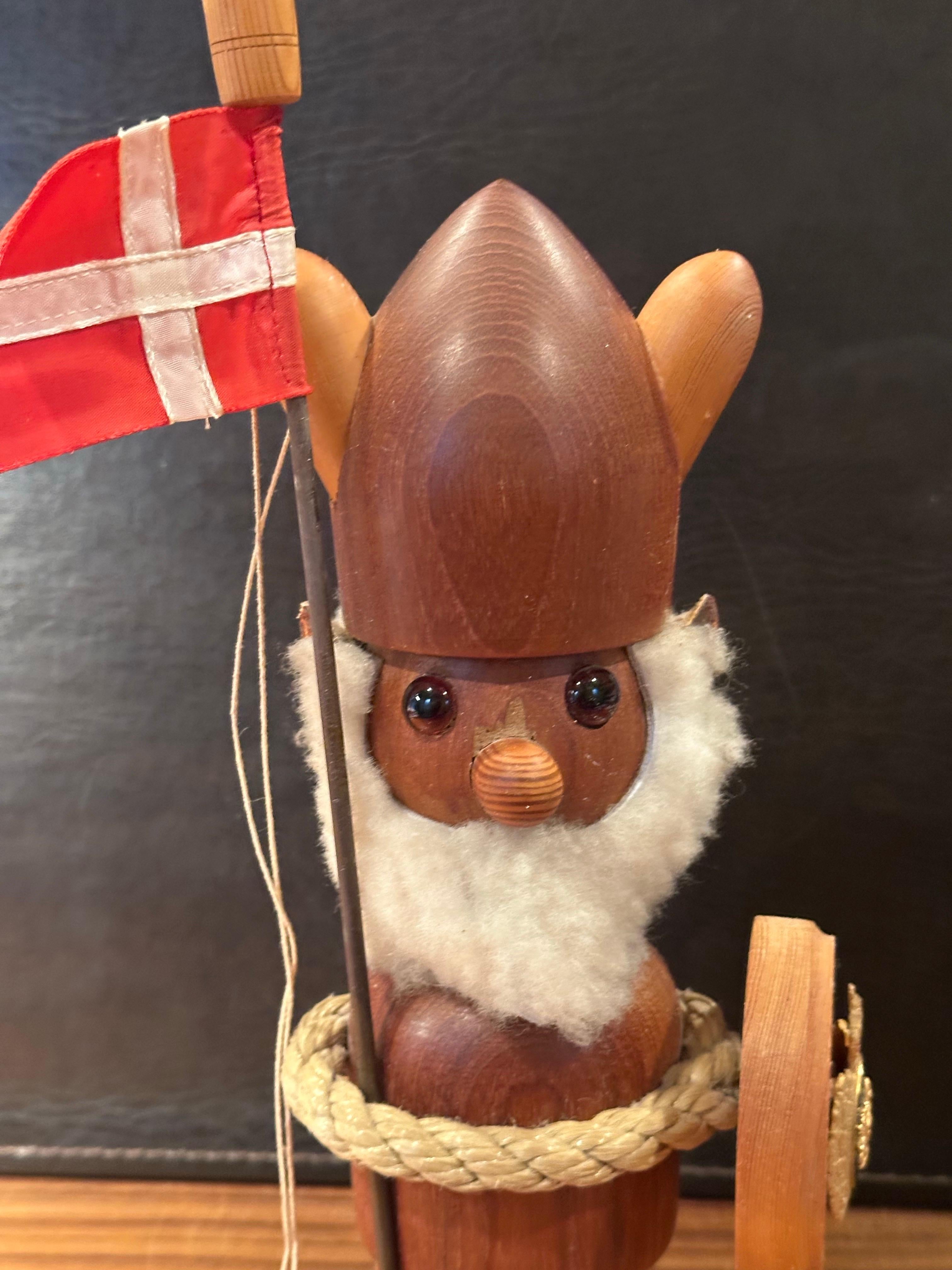 Grande figurine de Viking / Norseman danois en teck MCM dans le style de Hans Bolling en vente 4