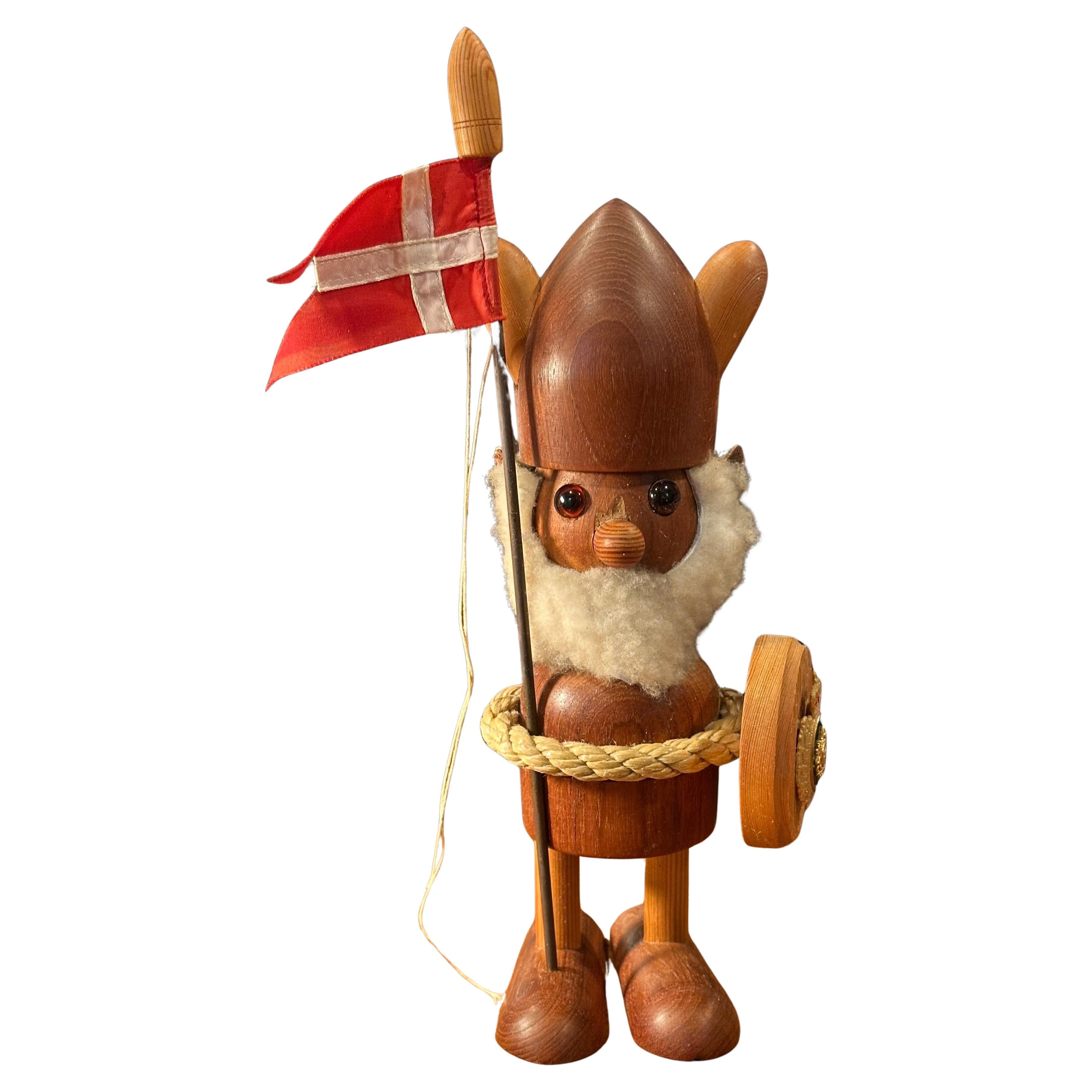 Une figurine de viking danois du milieu du siècle, très cool et bien réalisée, faite de bois mélangés, de cuir, de corde, d'yeux de verre et de fausse fourrure, vers les années 1950. La figurine pourrait très bien être une figurine de Can, mais je