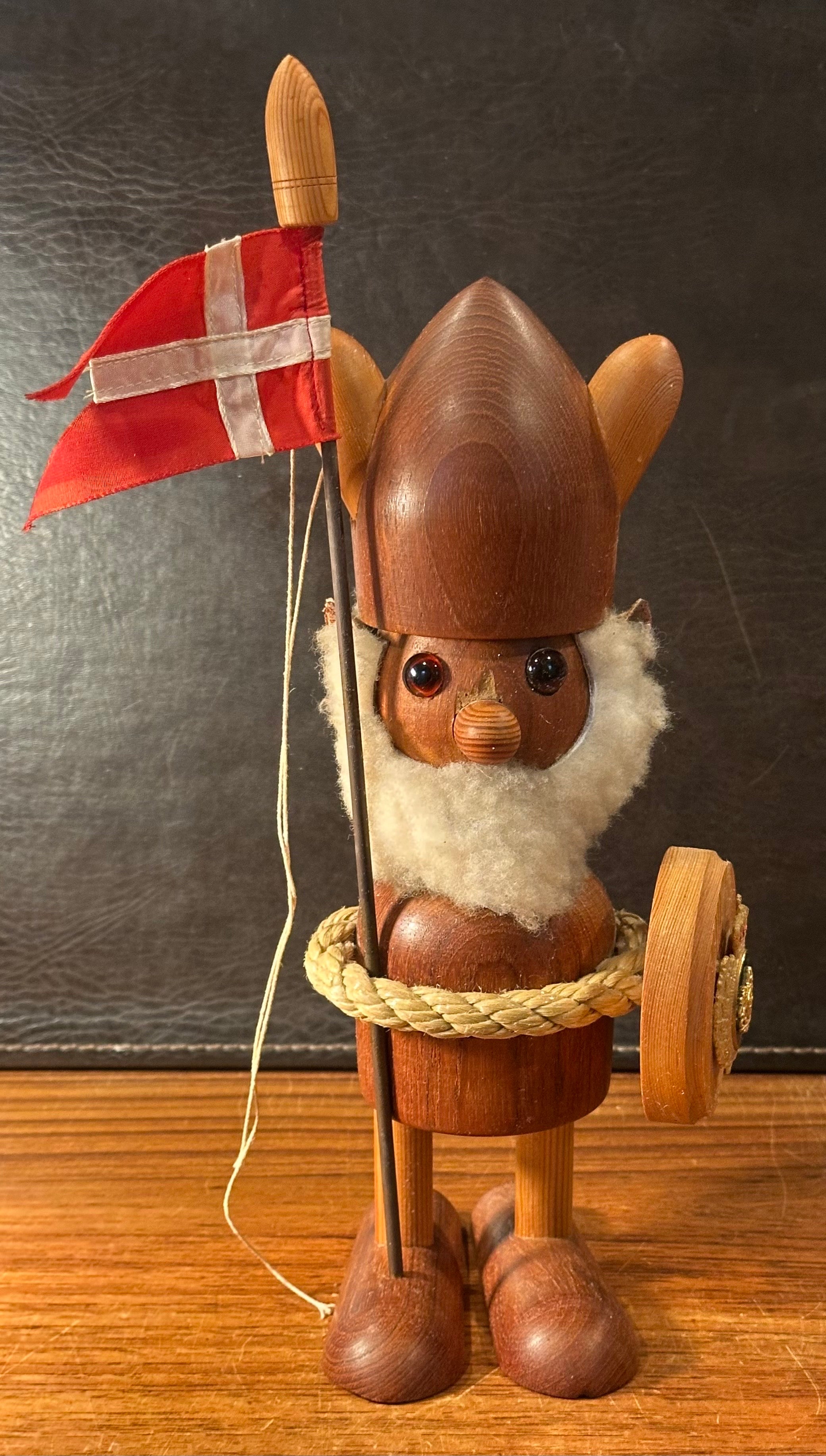 Danois Grande figurine de Viking / Norseman danois en teck MCM dans le style de Hans Bolling en vente
