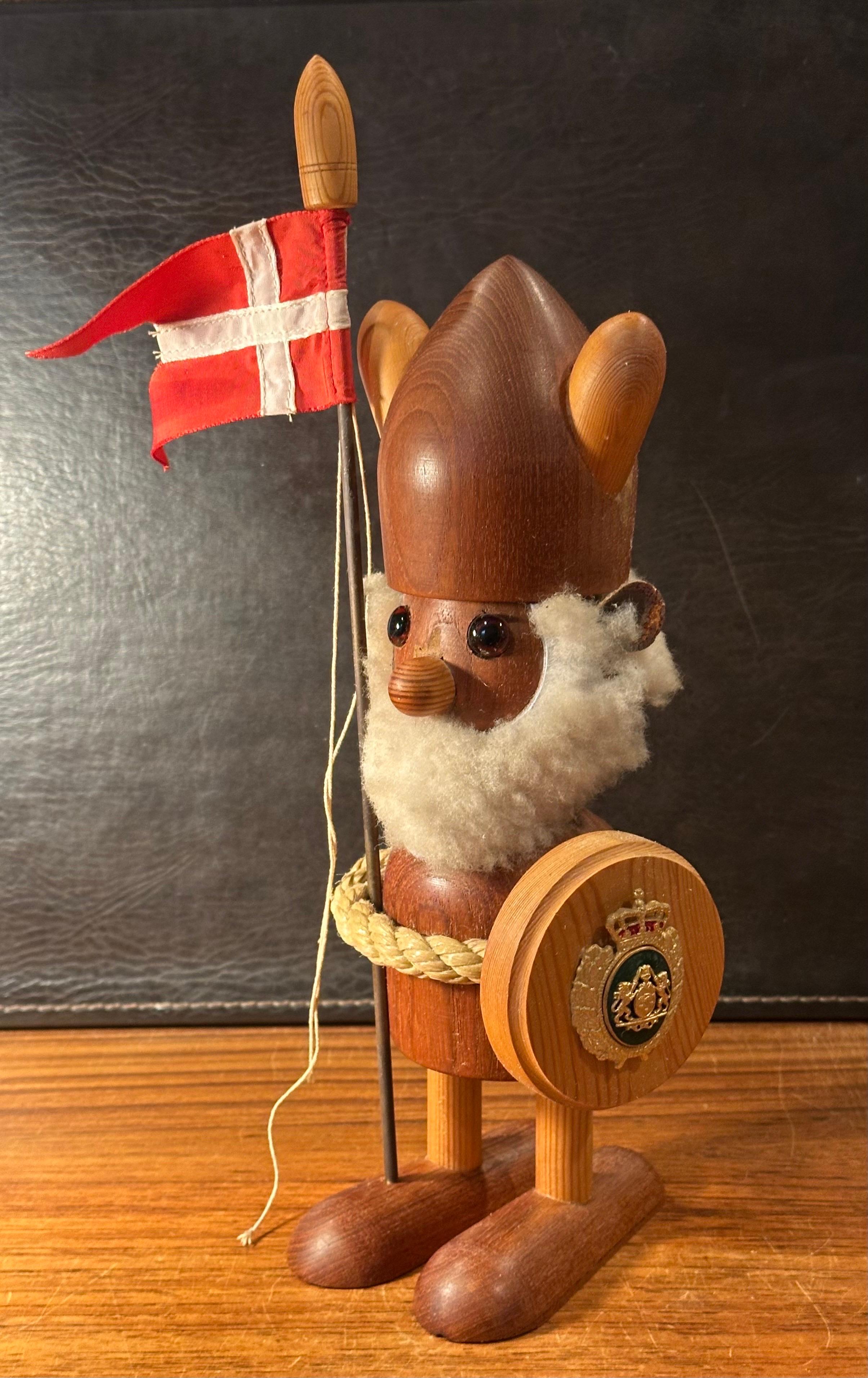 Grande figurine de Viking / Norseman danois en teck MCM dans le style de Hans Bolling Bon état - En vente à San Diego, CA