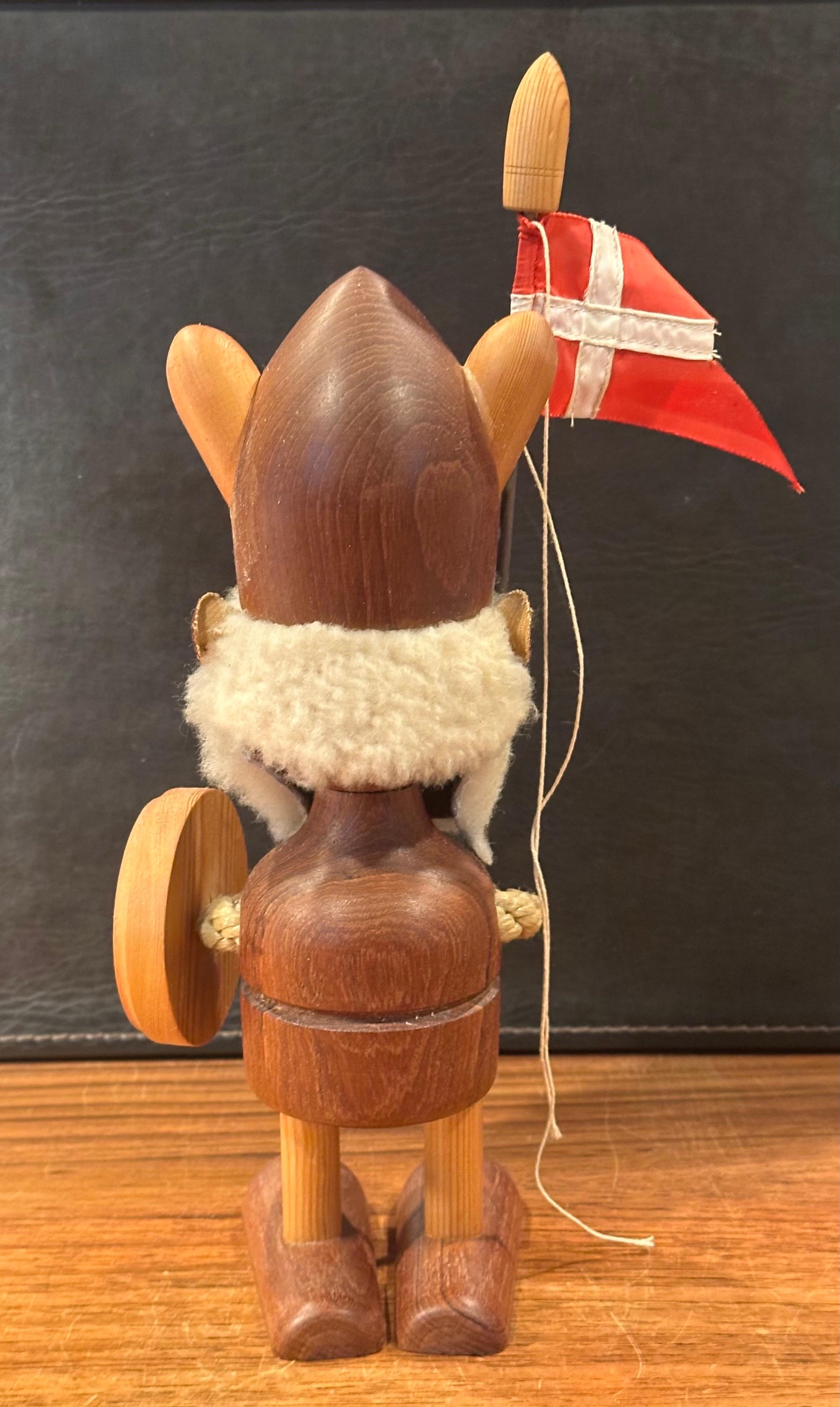 20ième siècle Grande figurine de Viking / Norseman danois en teck MCM dans le style de Hans Bolling en vente