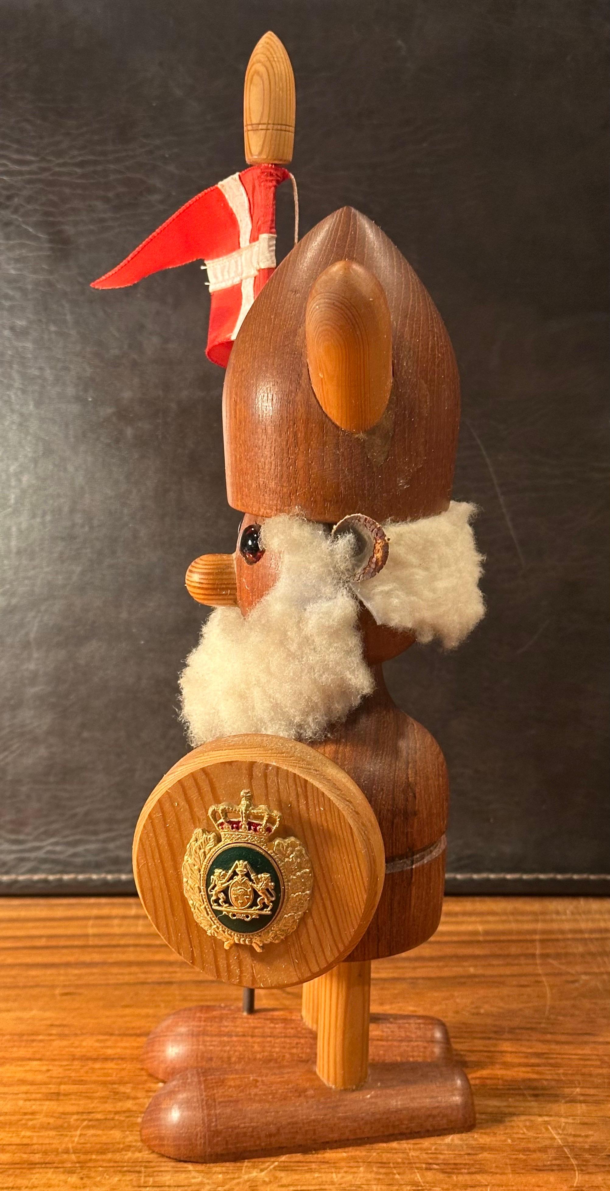 Fausse fourrure Grande figurine de Viking / Norseman danois en teck MCM dans le style de Hans Bolling en vente