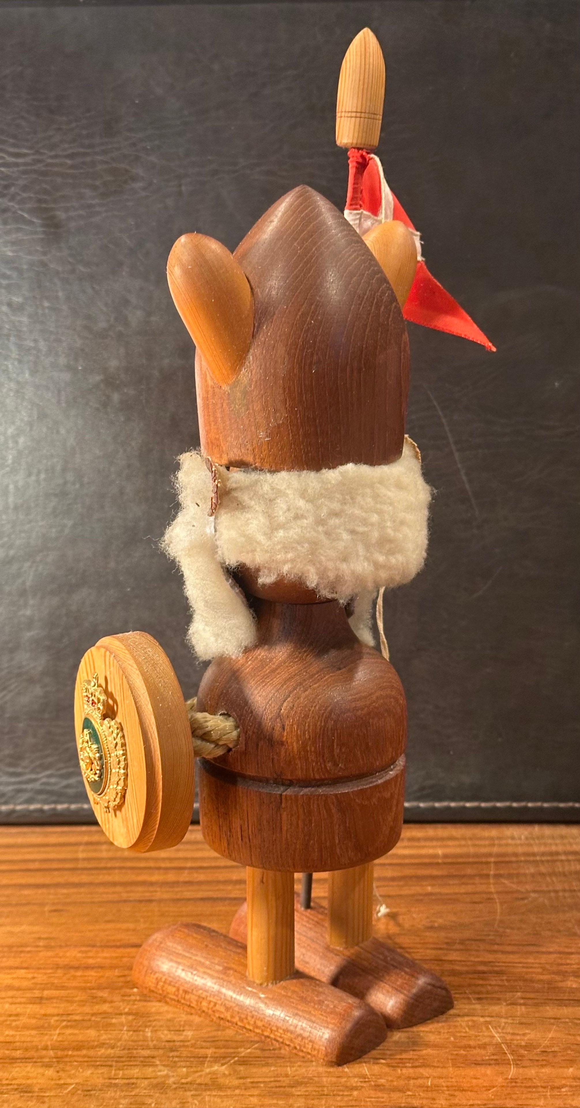 Grande figurine de Viking / Norseman danois en teck MCM dans le style de Hans Bolling en vente 1