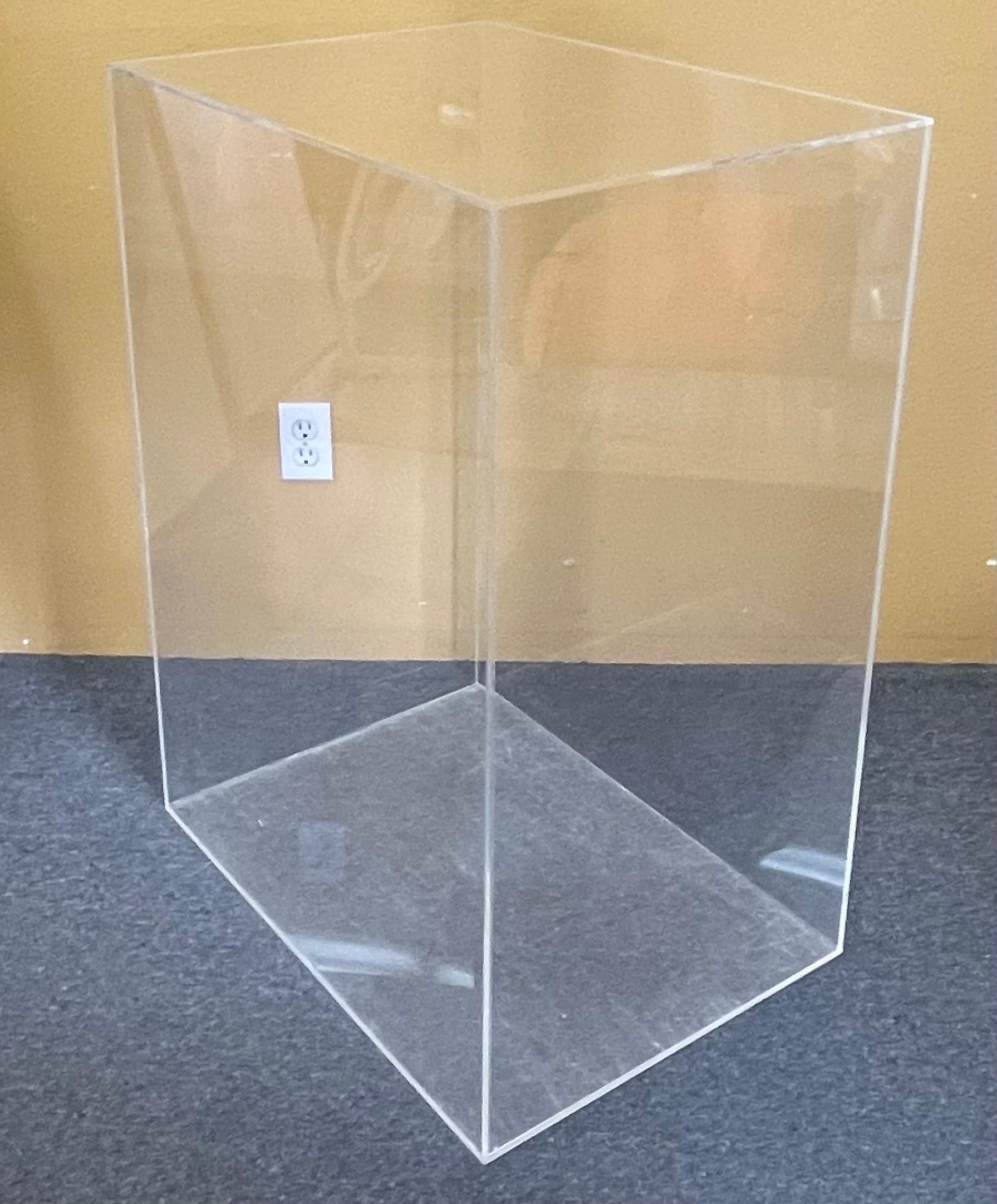 20ième siècle Grand piédestal en lucite MCM en vente
