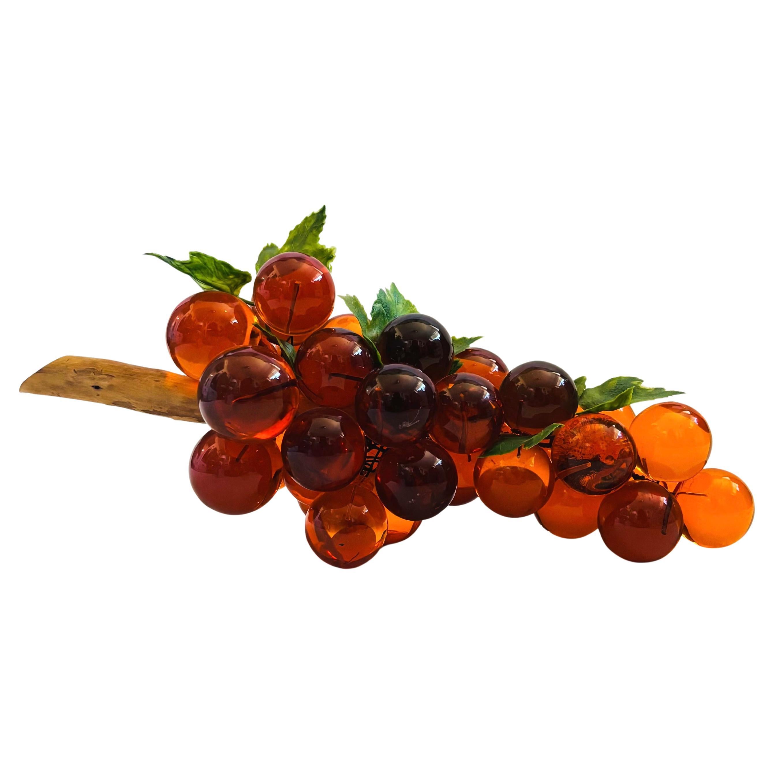 What is the difference between antique and antic?