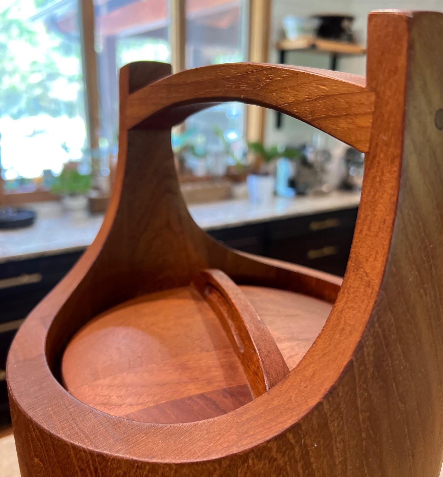 Falegnameria Secchiello per ghiaccio grande in teak di MCM Quistgaard for Dansk con coperchio e manico girevole in vendita