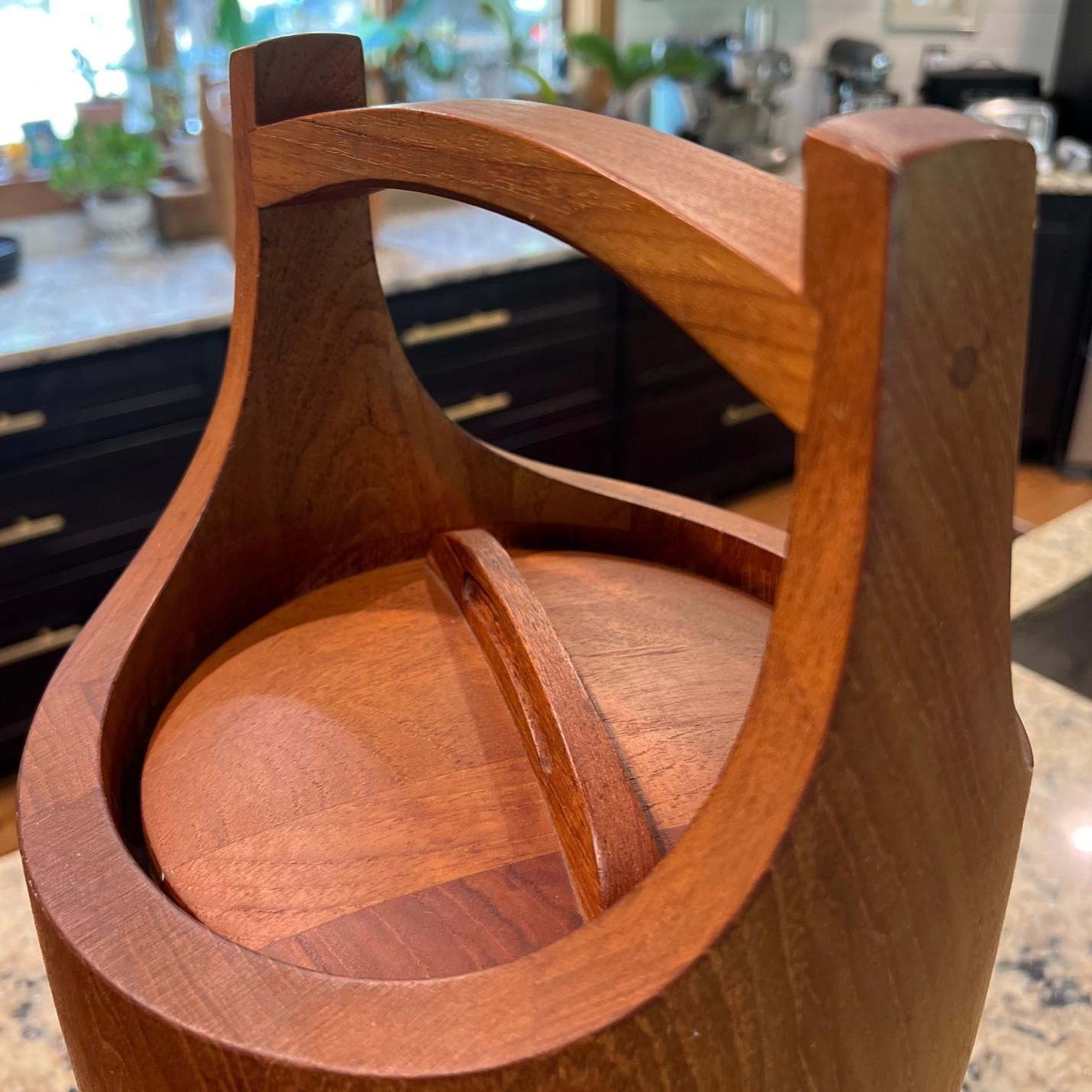 Secchiello per ghiaccio grande in teak di MCM Quistgaard for Dansk con coperchio e manico girevole In condizioni buone in vendita a Morristown, NJ