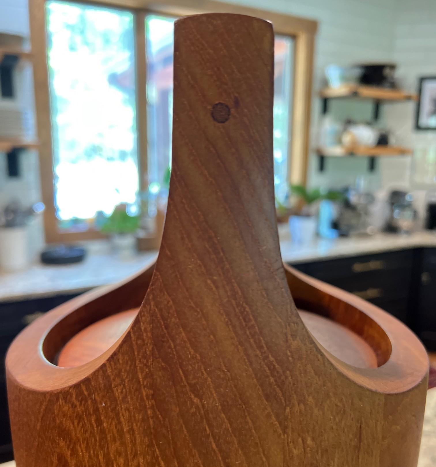 Metà XX secolo Secchiello per ghiaccio grande in teak di MCM Quistgaard for Dansk con coperchio e manico girevole in vendita