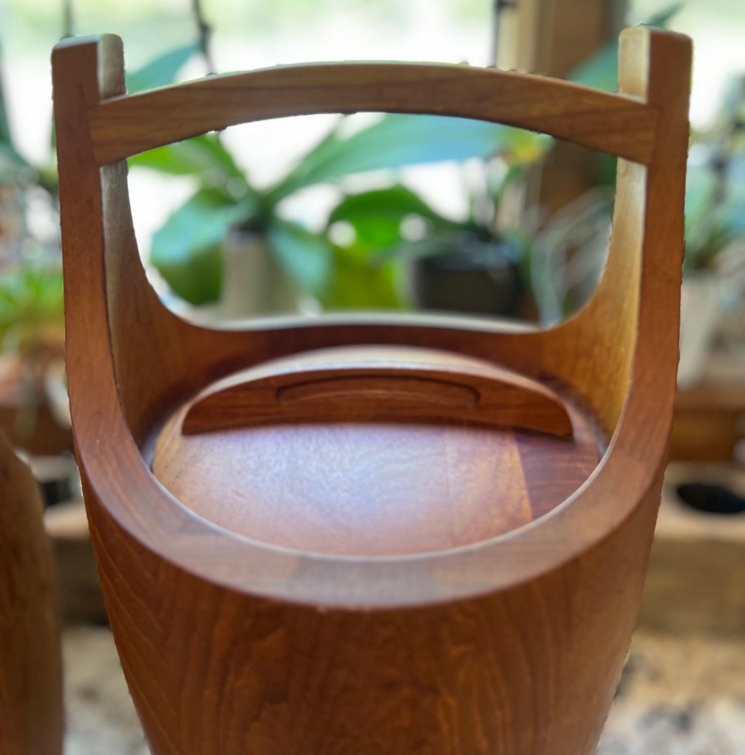 Plastica Secchiello per ghiaccio grande in teak di MCM Quistgaard for Dansk con coperchio e manico girevole in vendita