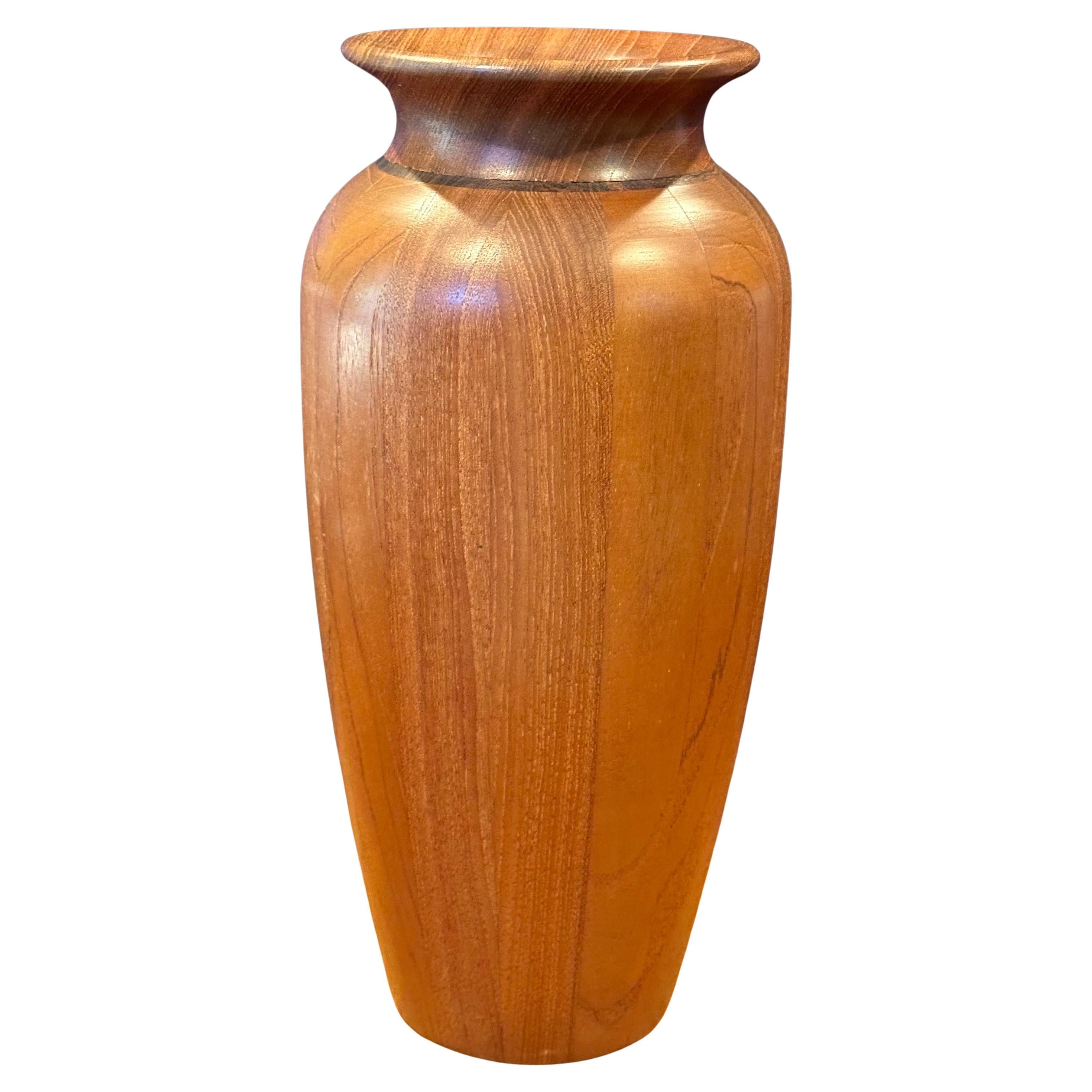 Un grande vaso MCM in teak massiccio con finiture in legno di tigre, realizzato da Wood Wood di San Diego, CIRCA, intorno agli anni Settanta. Il vaso è in ottime condizioni vintage e misura 6 