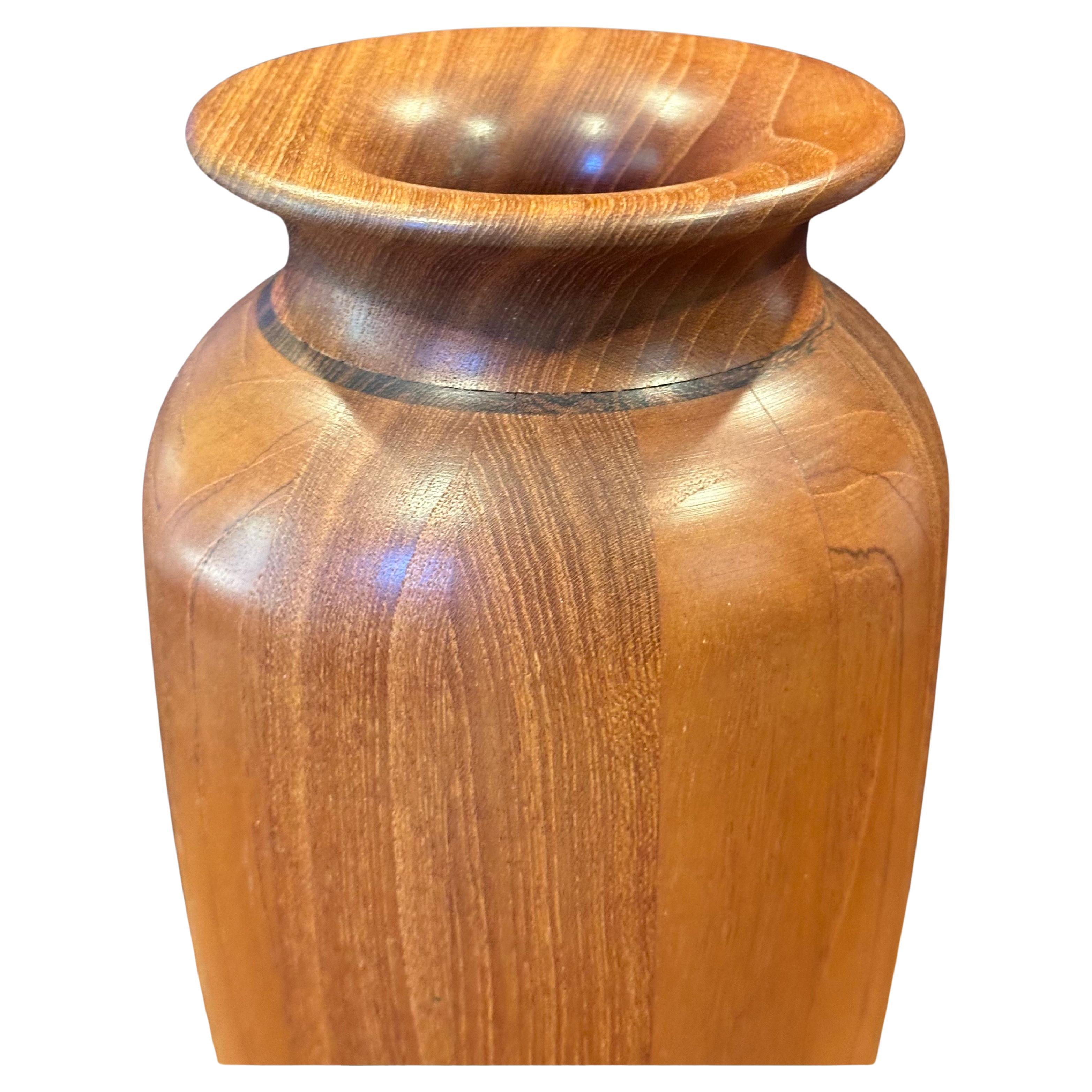 Mid-Century moderno Vaso grande MCM in teak massiccio con finiture in wood tigrato di Tieszen in vendita