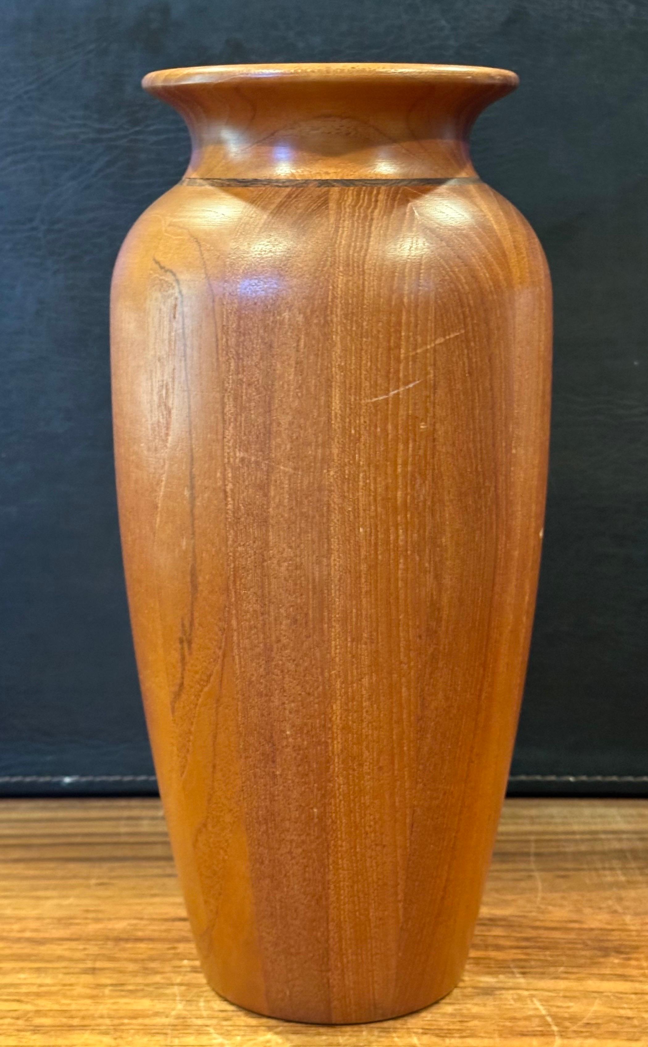 Vaso grande MCM in teak massiccio con finiture in wood tigrato di Tieszen In condizioni buone in vendita a San Diego, CA