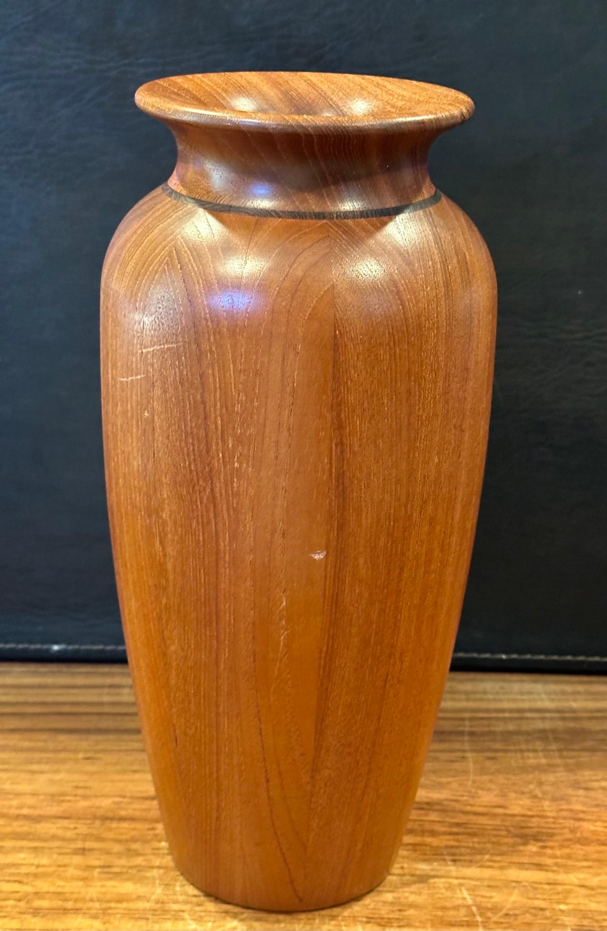 XX secolo Vaso grande MCM in teak massiccio con finiture in wood tigrato di Tieszen in vendita