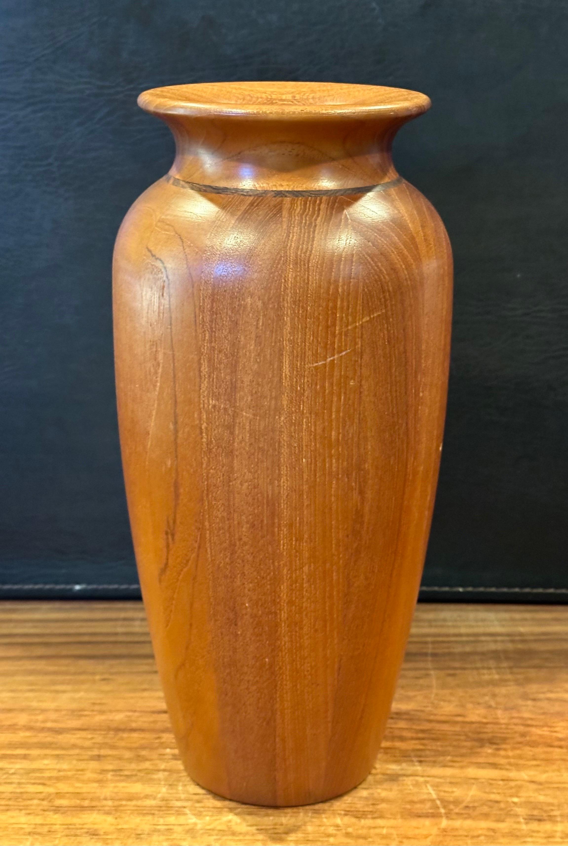 Teak Vaso grande MCM in teak massiccio con finiture in wood tigrato di Tieszen in vendita
