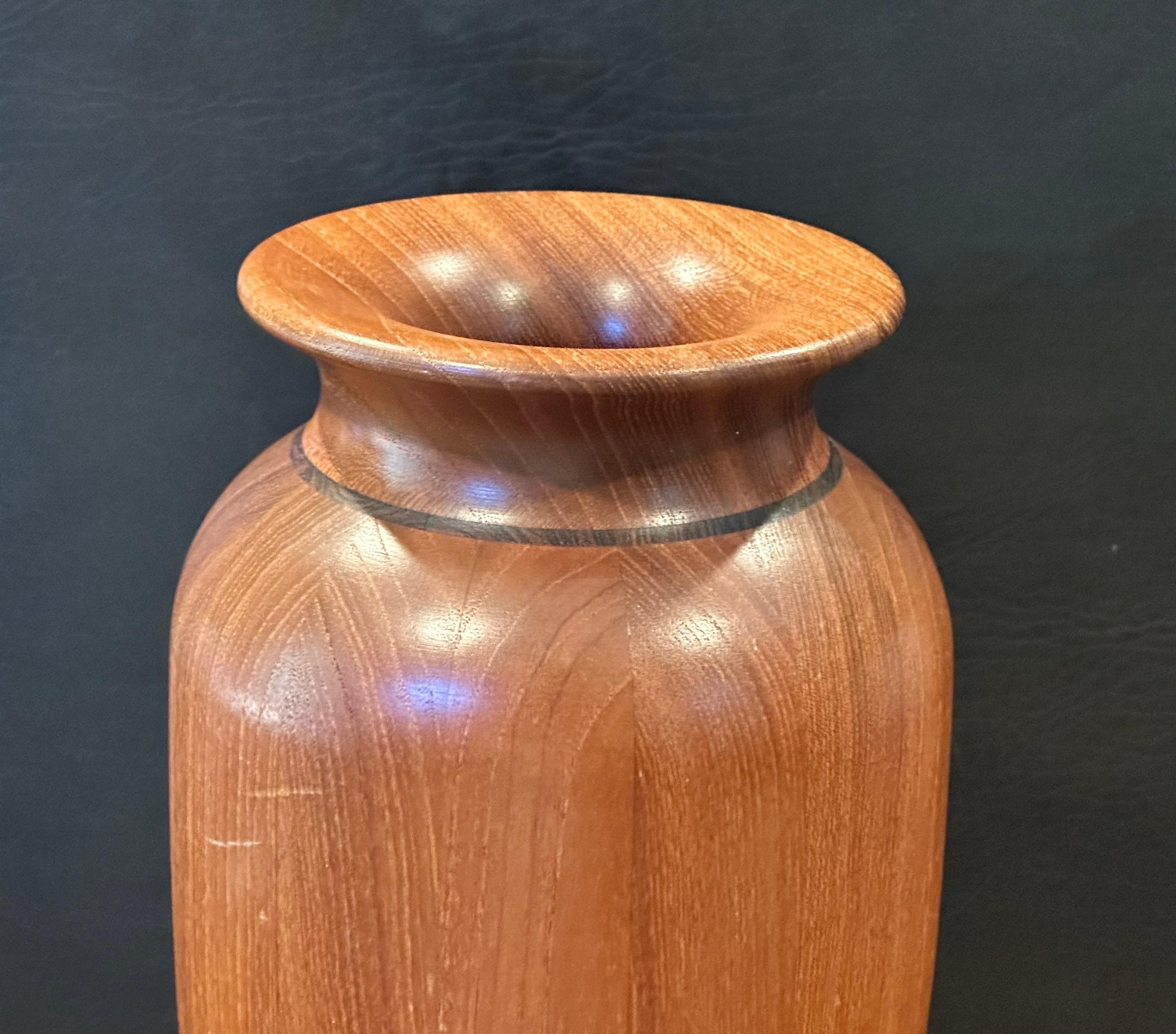 Vaso grande MCM in teak massiccio con finiture in wood tigrato di Tieszen in vendita 1