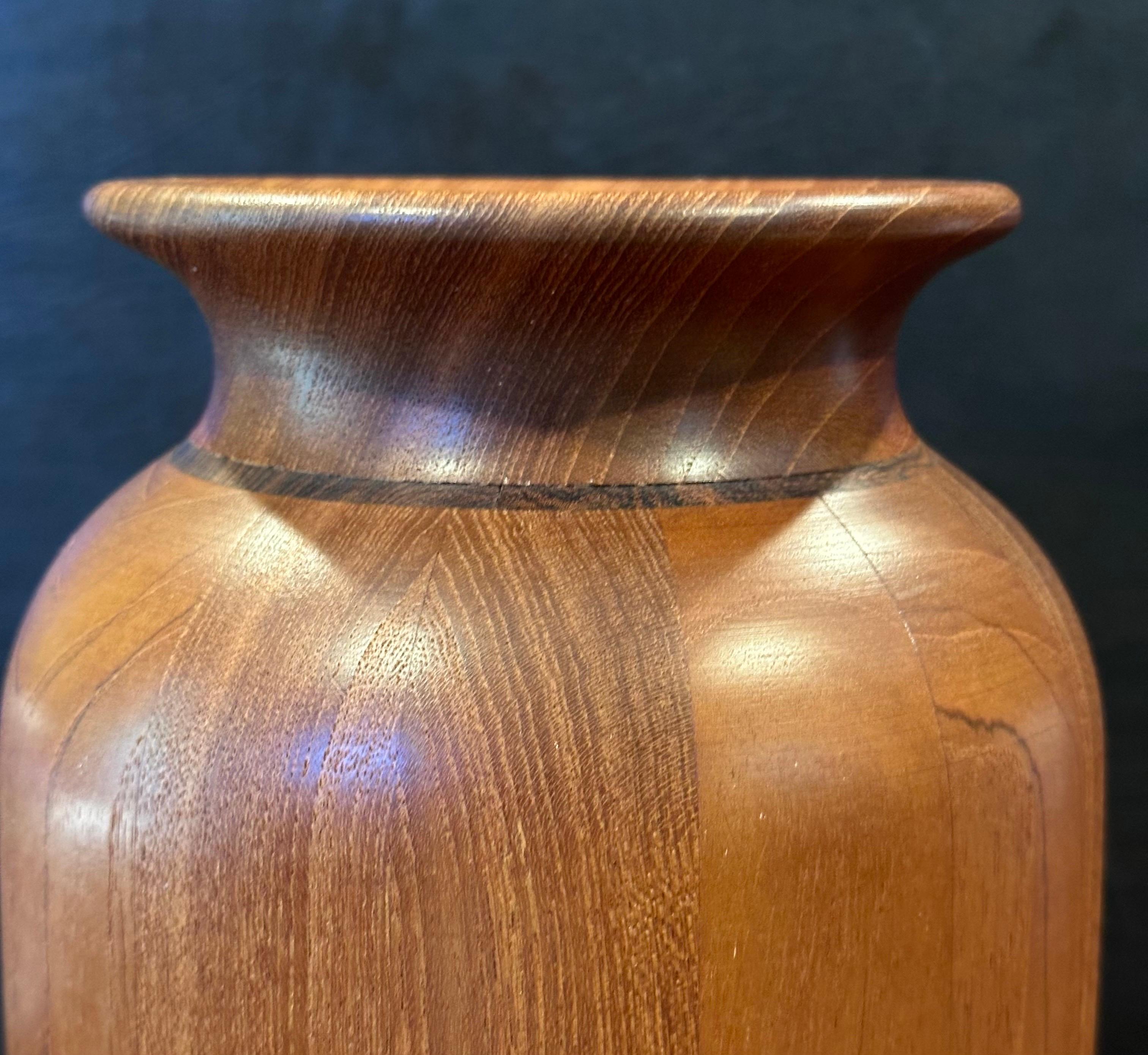 Vaso grande MCM in teak massiccio con finiture in wood tigrato di Tieszen in vendita 2