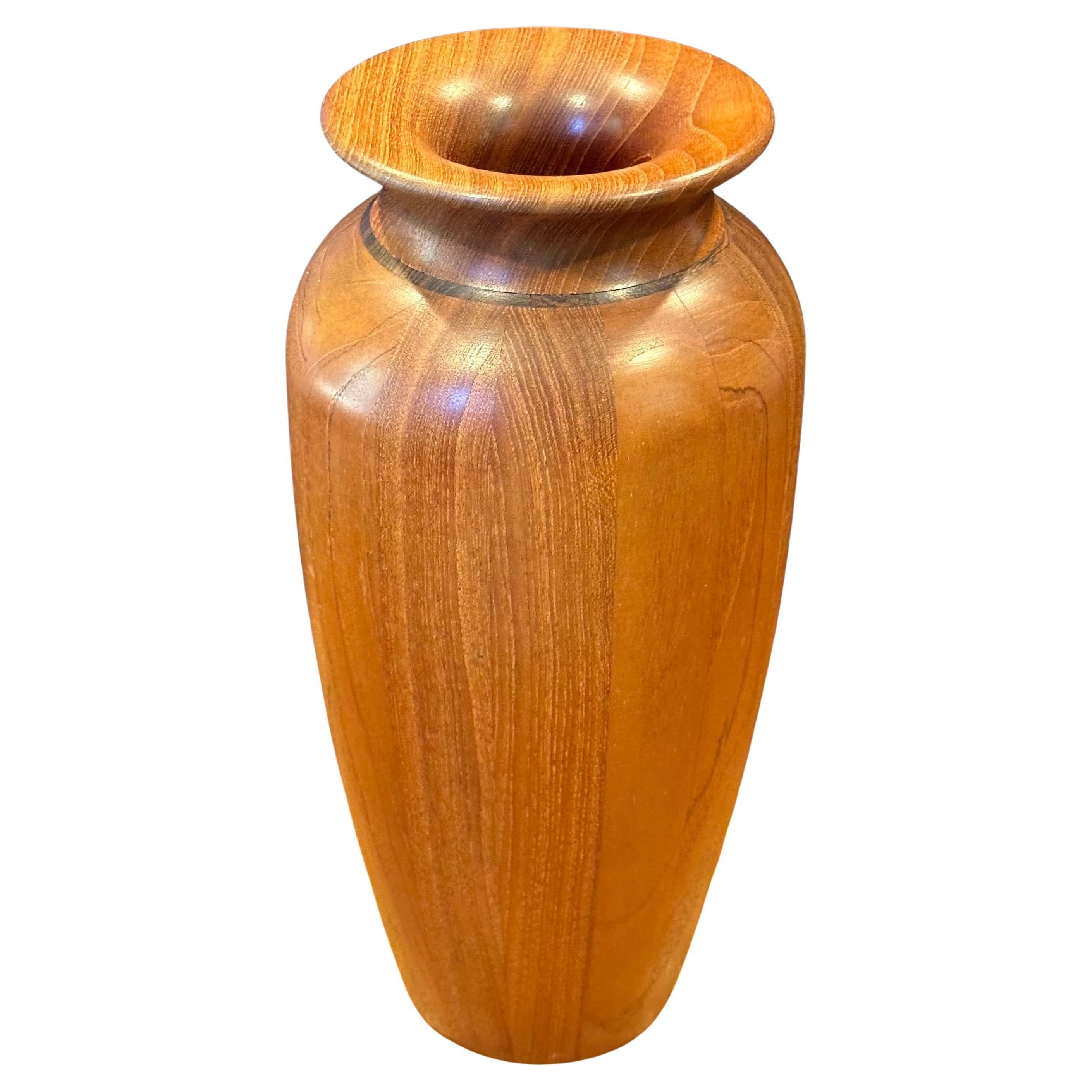 Grand vase MCM en teck massif avec garniture en bois de tigre par Tieszen