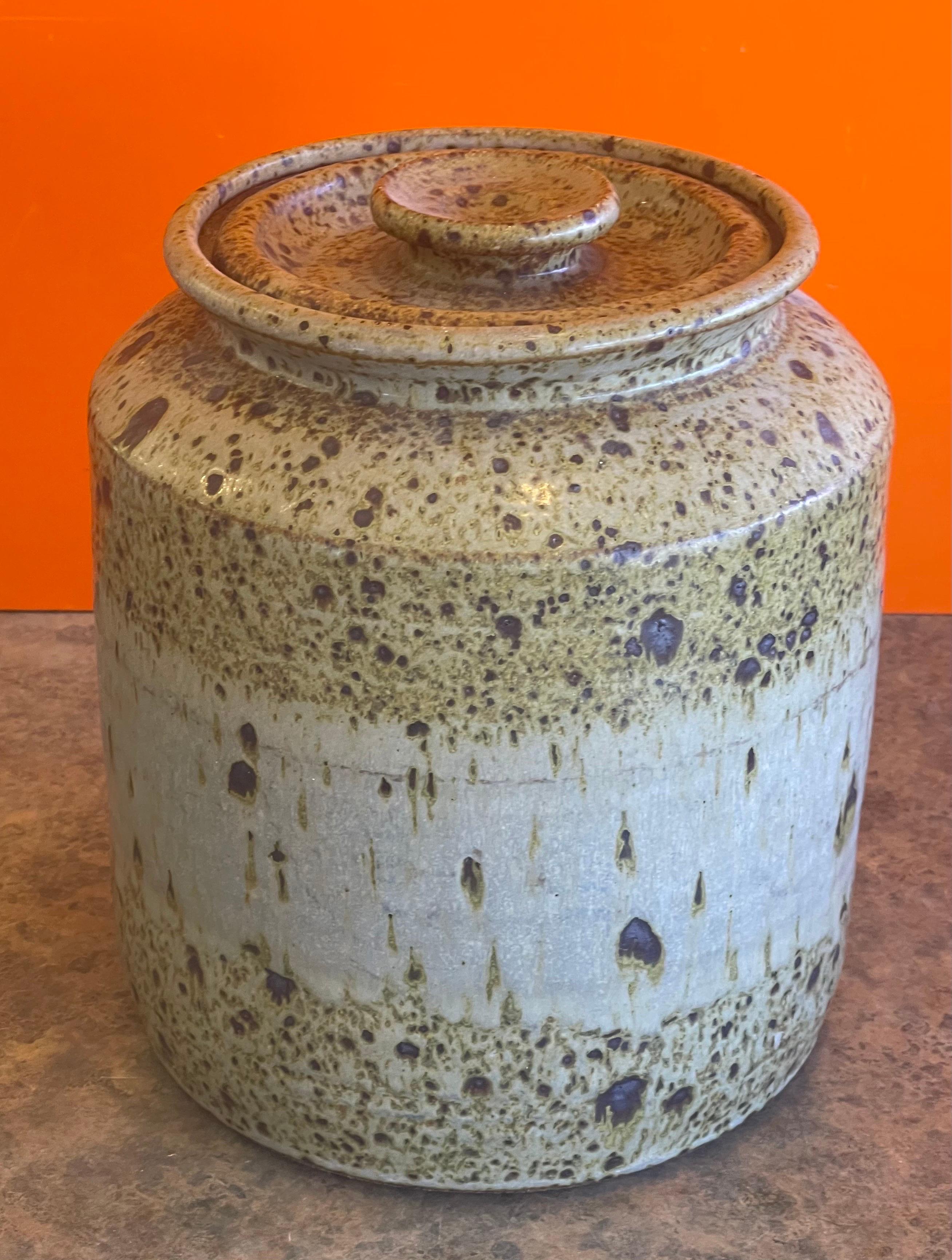 Vernissé Grand pot à biscuits en grès Studio Pottery de MCM avec couvercle en vente