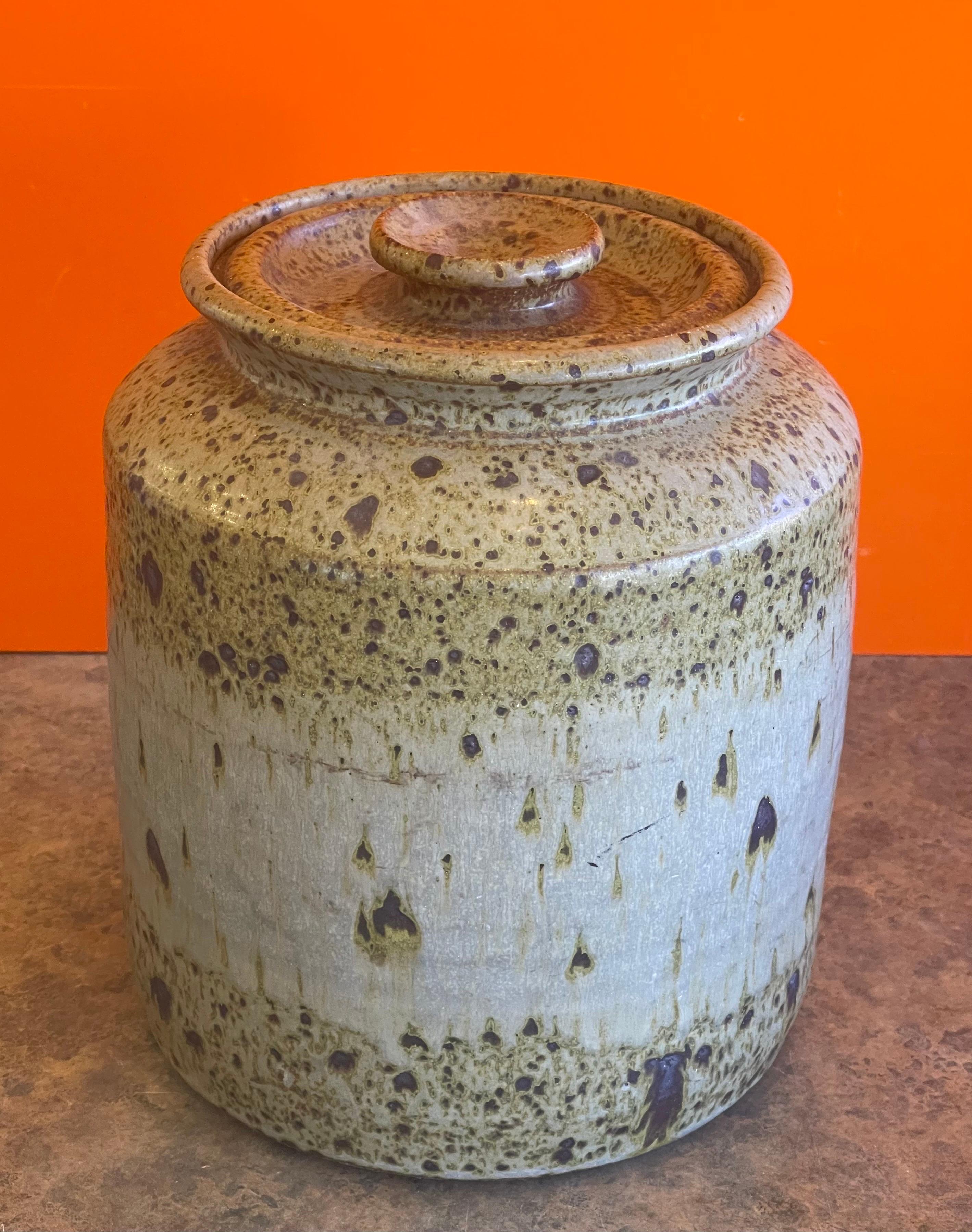 Large MCM Stoneware Studio Pottery Cookie Jar with Lid In Good Condition For Sale In San Diego, CA