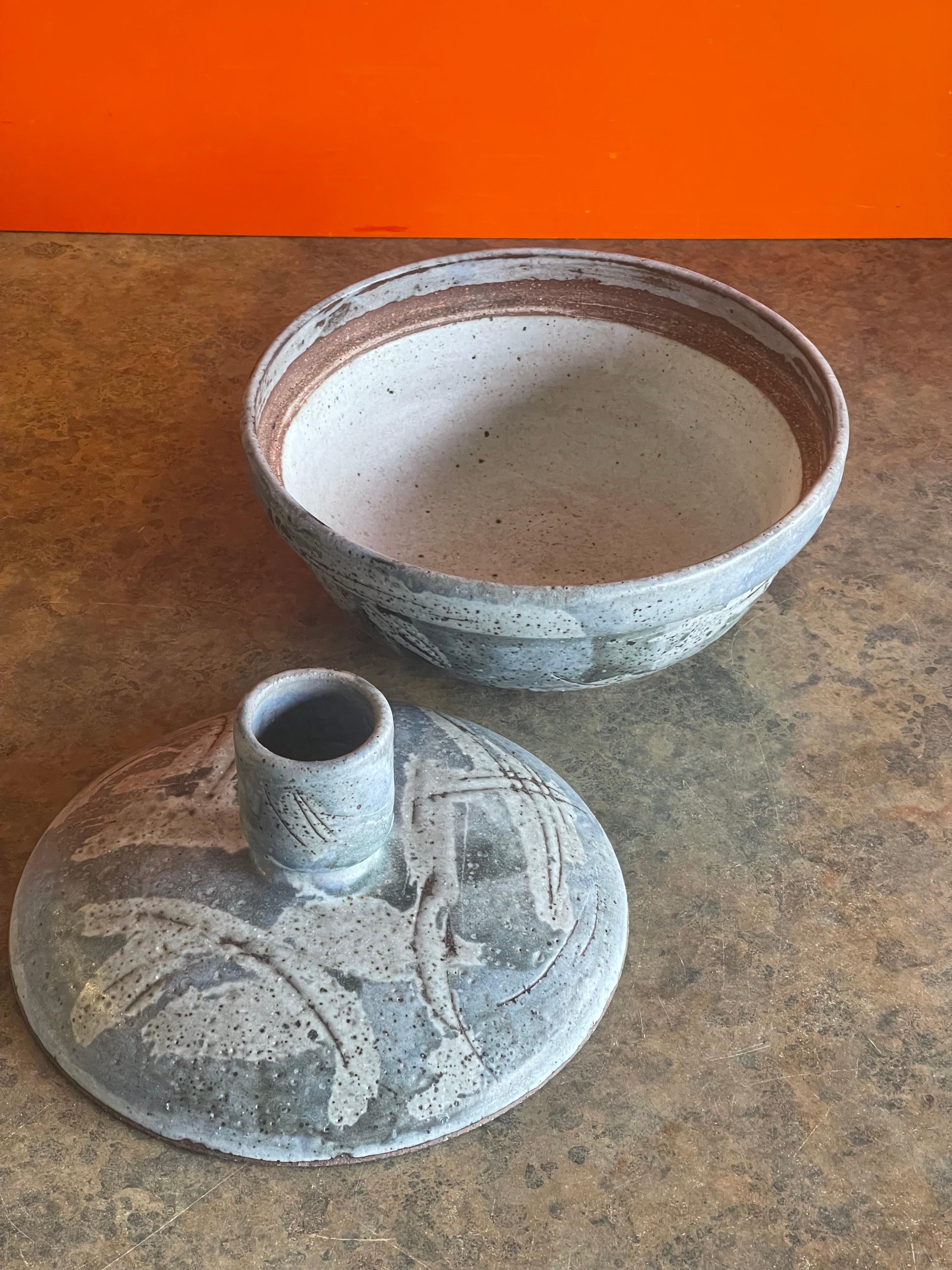 Grès Grand récipient en grès à couvercle en poterie MCM Studio de Joel Edwards en vente