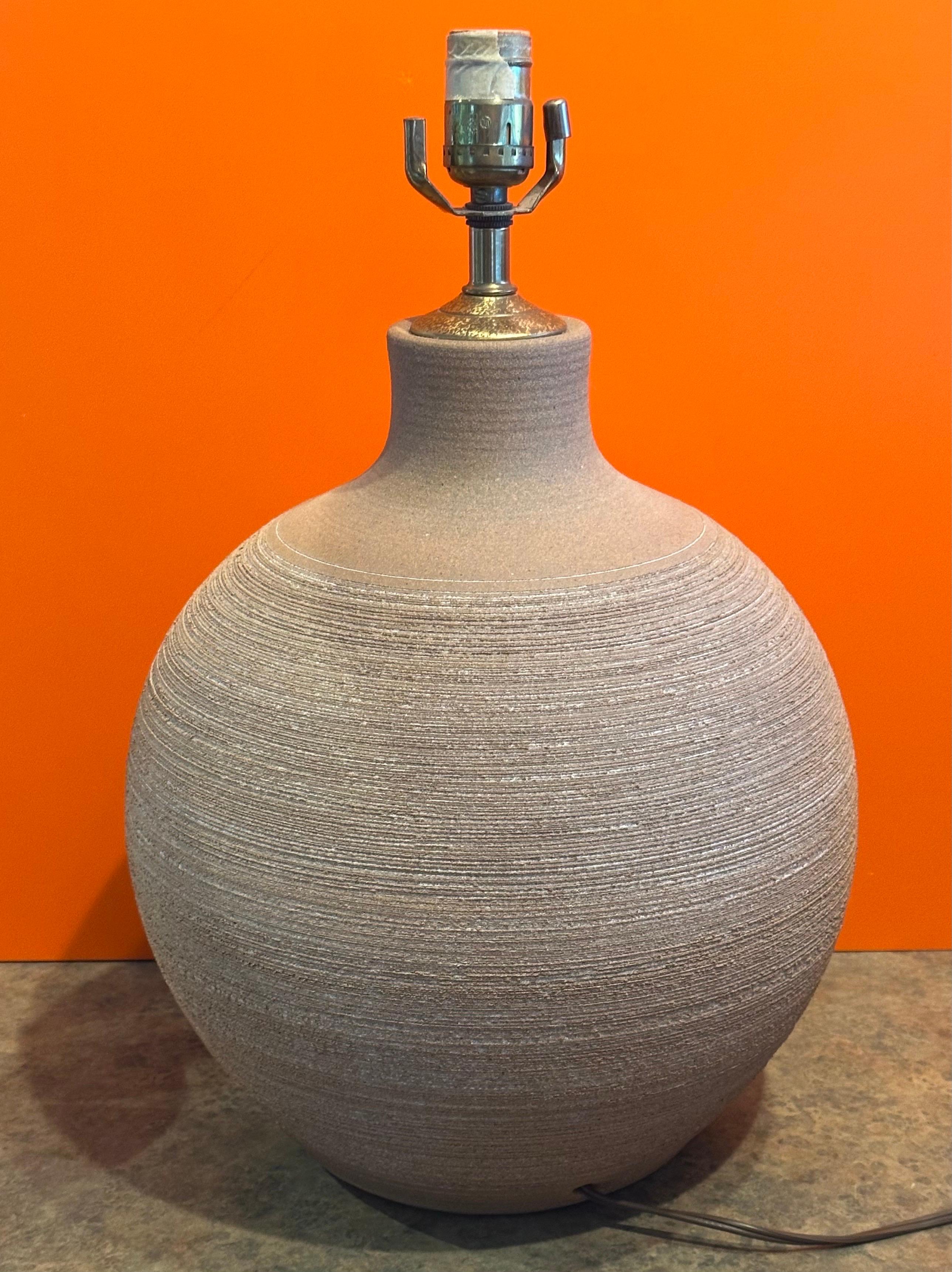 Large MCM Studio Pottery Stoneware Table Lamp by Larry & Terry Brown In Good Condition For Sale In San Diego, CA