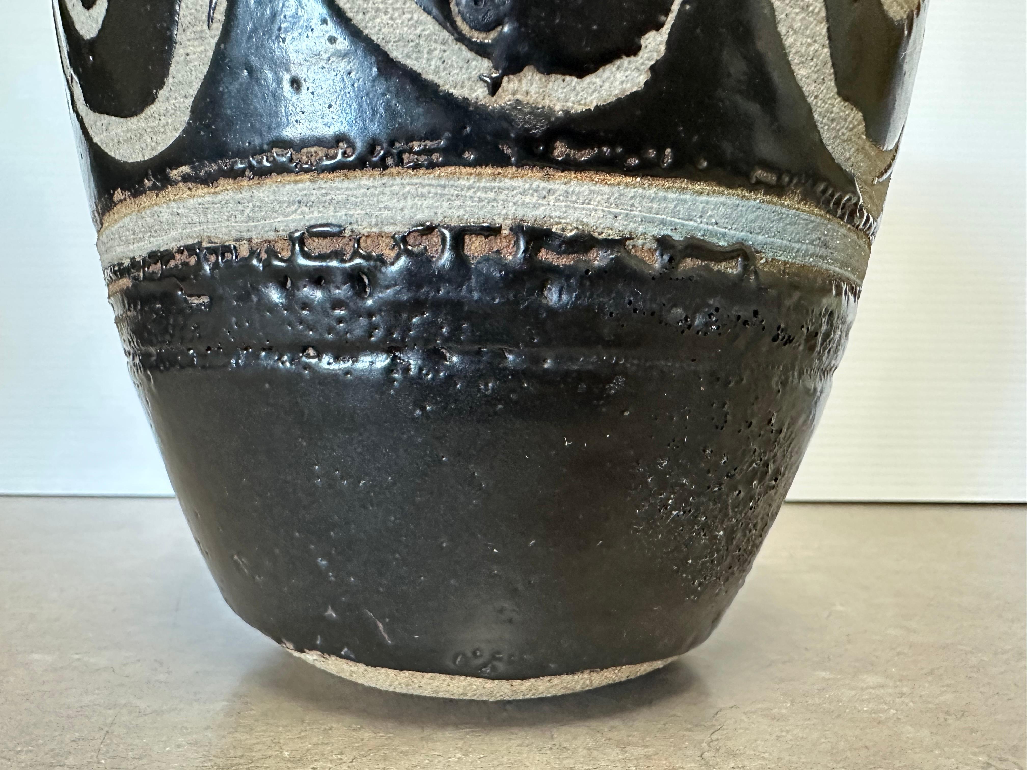 Large MCM Studio Pottery Vase - Signed Gres en venta