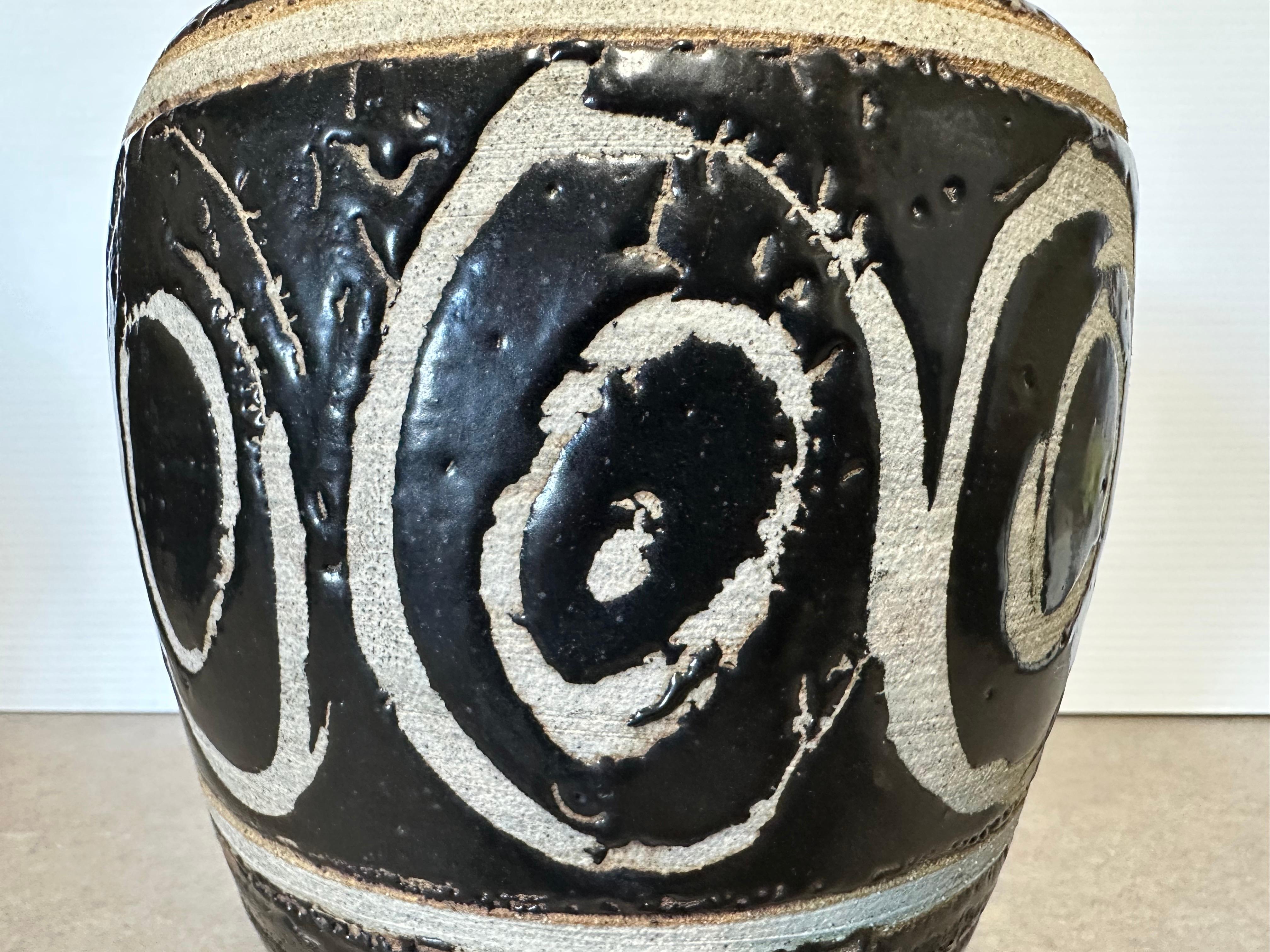 Large MCM Studio Pottery Vase - Signed en venta 1
