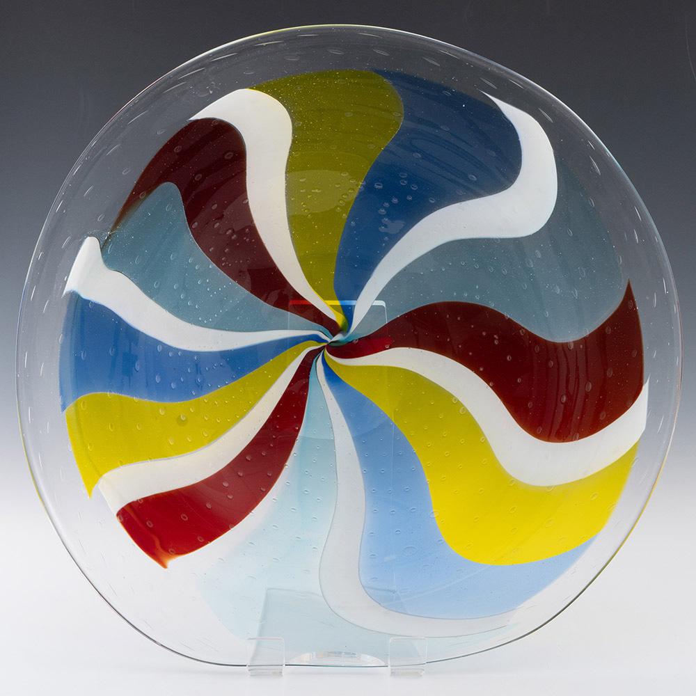 Titolo : Caricatore grande in vetro Mdina Glass di Olivia Said
Data : Data 06
Origine : Mdina, Malta
Caratteristiche della ciotola: bordo asimmetrico con vetro policromo e bolle di controllo.
Marchi : Mdina firmata alla base
Tipo :