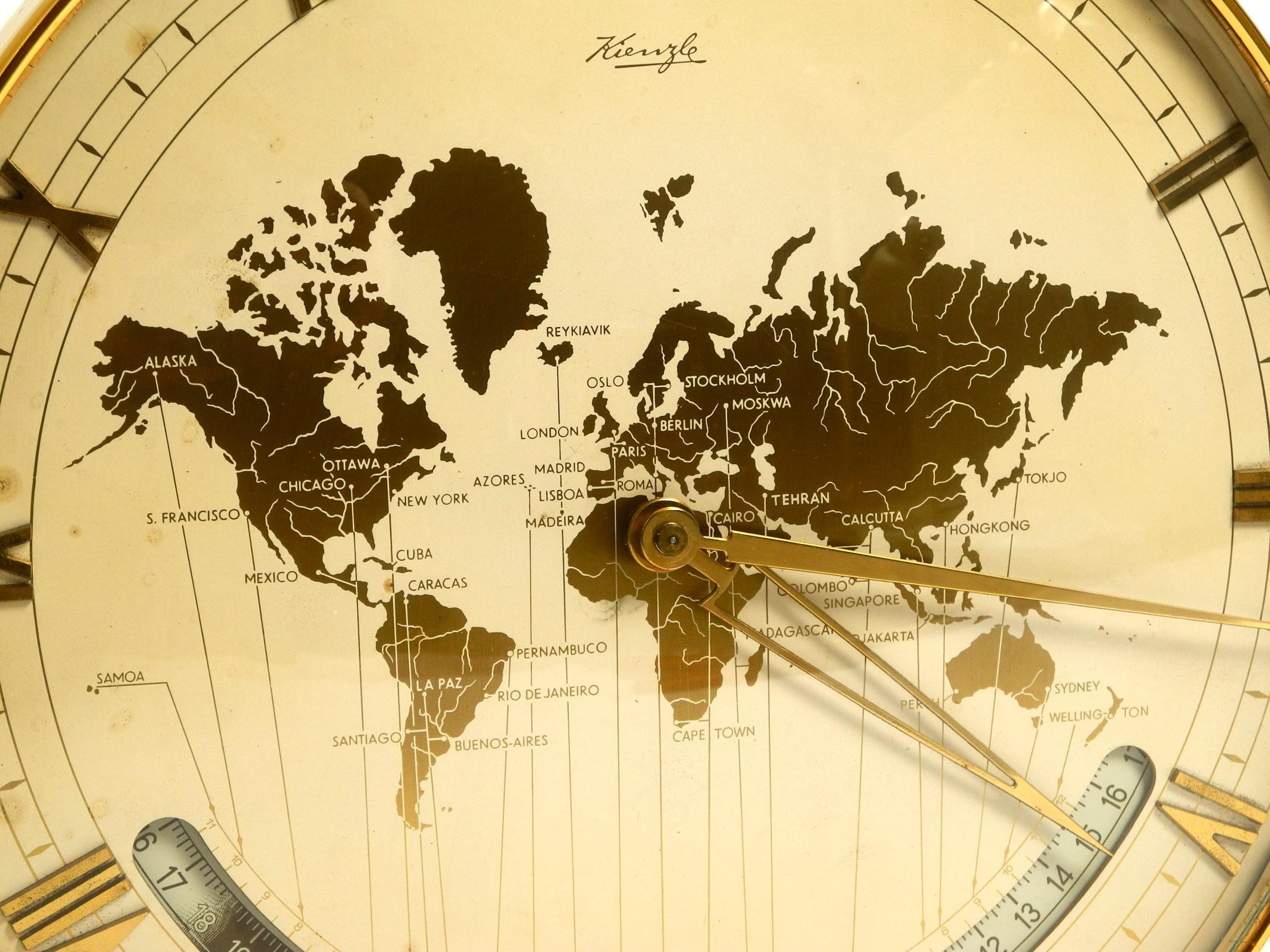 Große mechanische Weltzeituhr aus Messing aus den 1950er Jahren von Heinrich Möller für Kienzle Clocks im Angebot 2