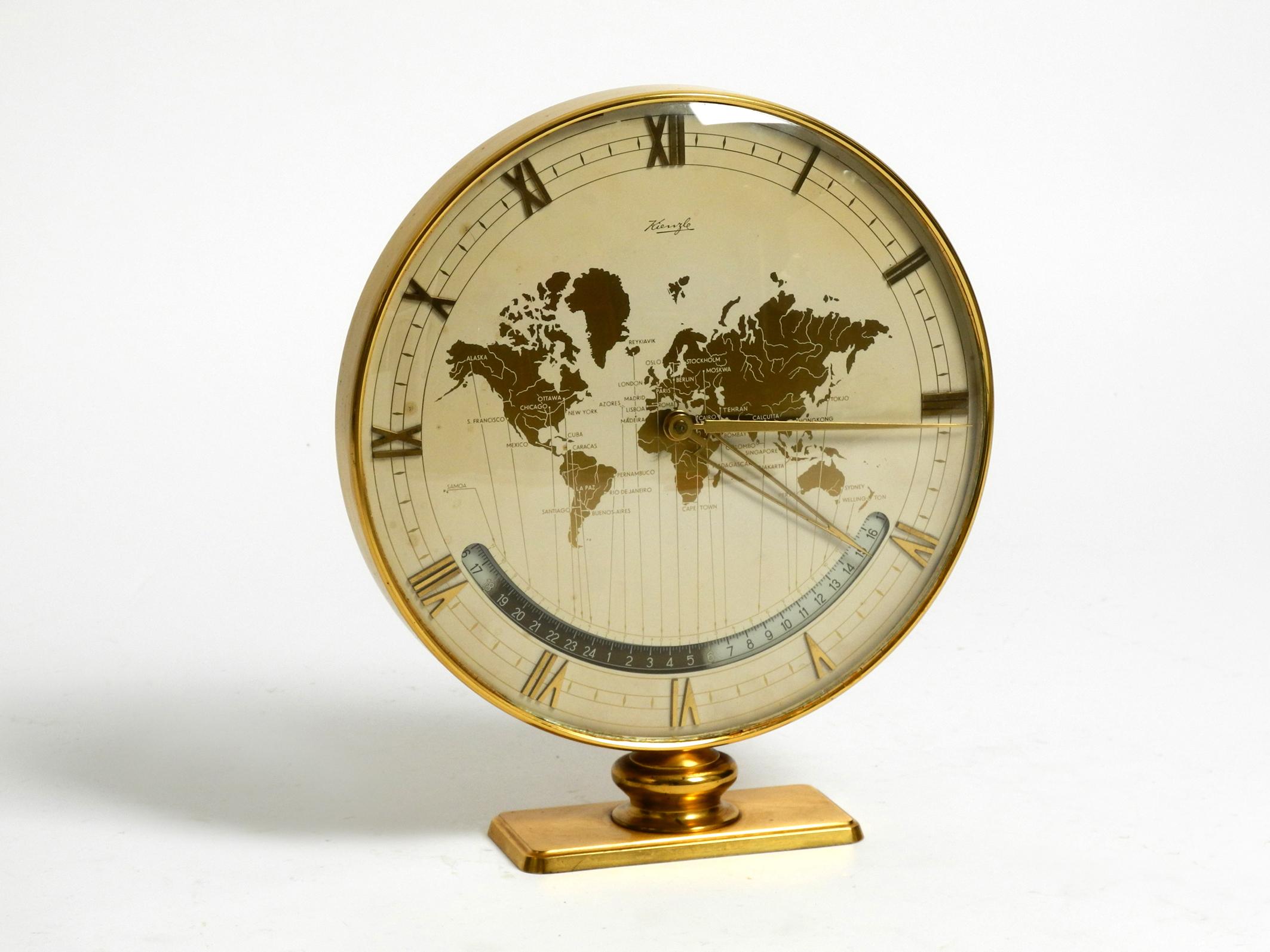 Rare grande et lourde horloge mondiale en laiton du milieu du siècle par Kienzle.
Design/One : Heinrich Johannes Möller. Fabriqué en Allemagne.
Kienzle est la plus ancienne entreprise d'horlogerie d'Allemagne.
Elle a été fondée en 1822 par Johannes