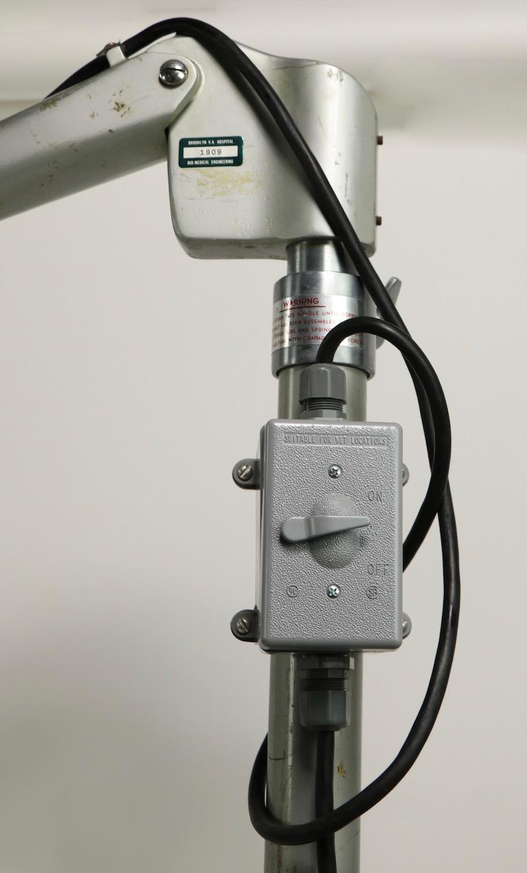 Große verstellbare medizinische Stehlampe von Crouse Hinds, American Surgical Luminaire im Angebot 5
