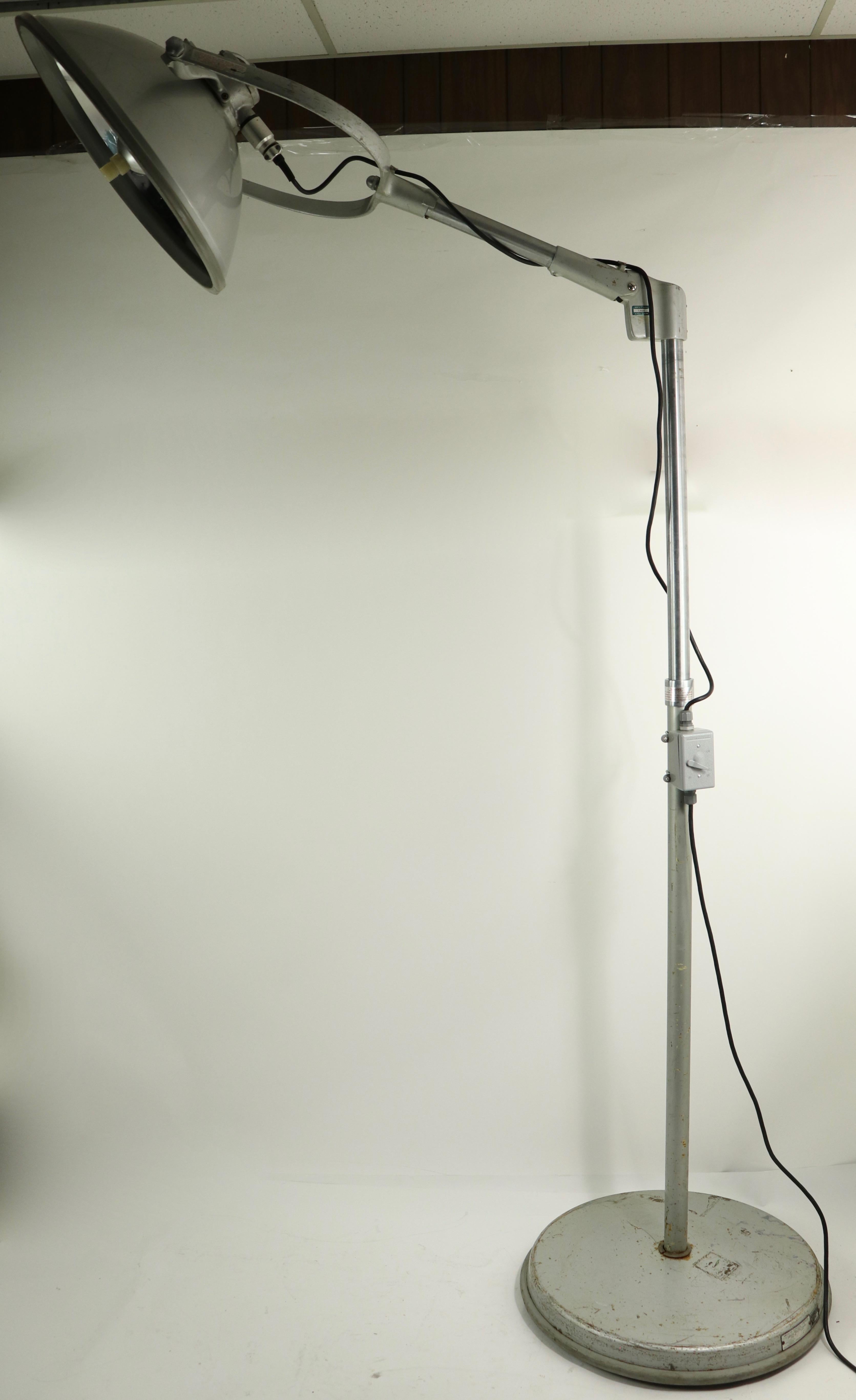 Große verstellbare medizinische Stehlampe von Crouse Hinds, American Surgical Luminaire im Angebot 10
