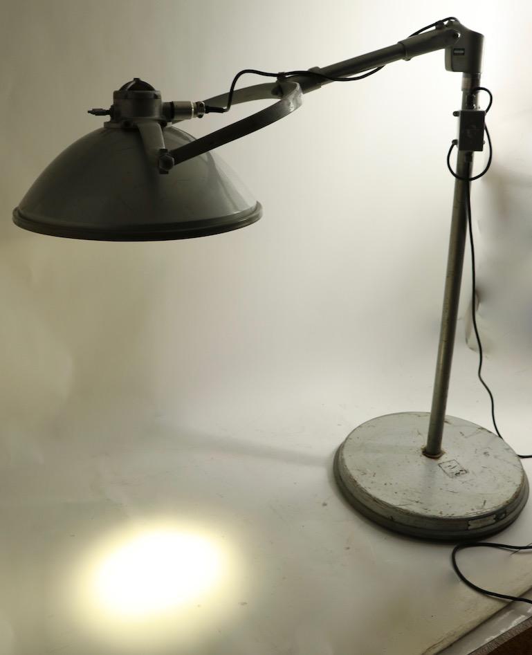 Grand lampadaire médical réglable de Crouse Hinds American Surgical Luminaire en vente 13