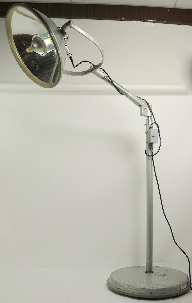 Industriel Grand lampadaire médical réglable de Crouse Hinds American Surgical Luminaire en vente